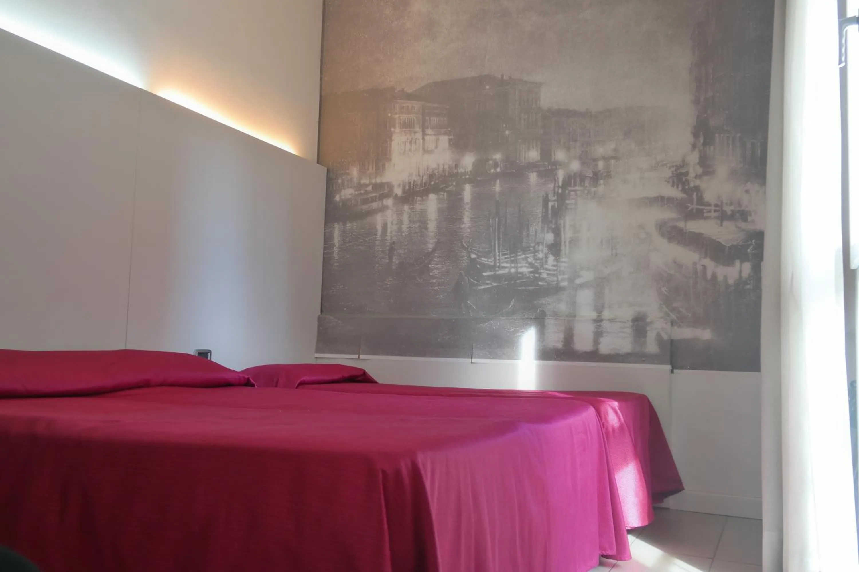 Photo of the whole room, Bed in City of Art Venice LLoyd