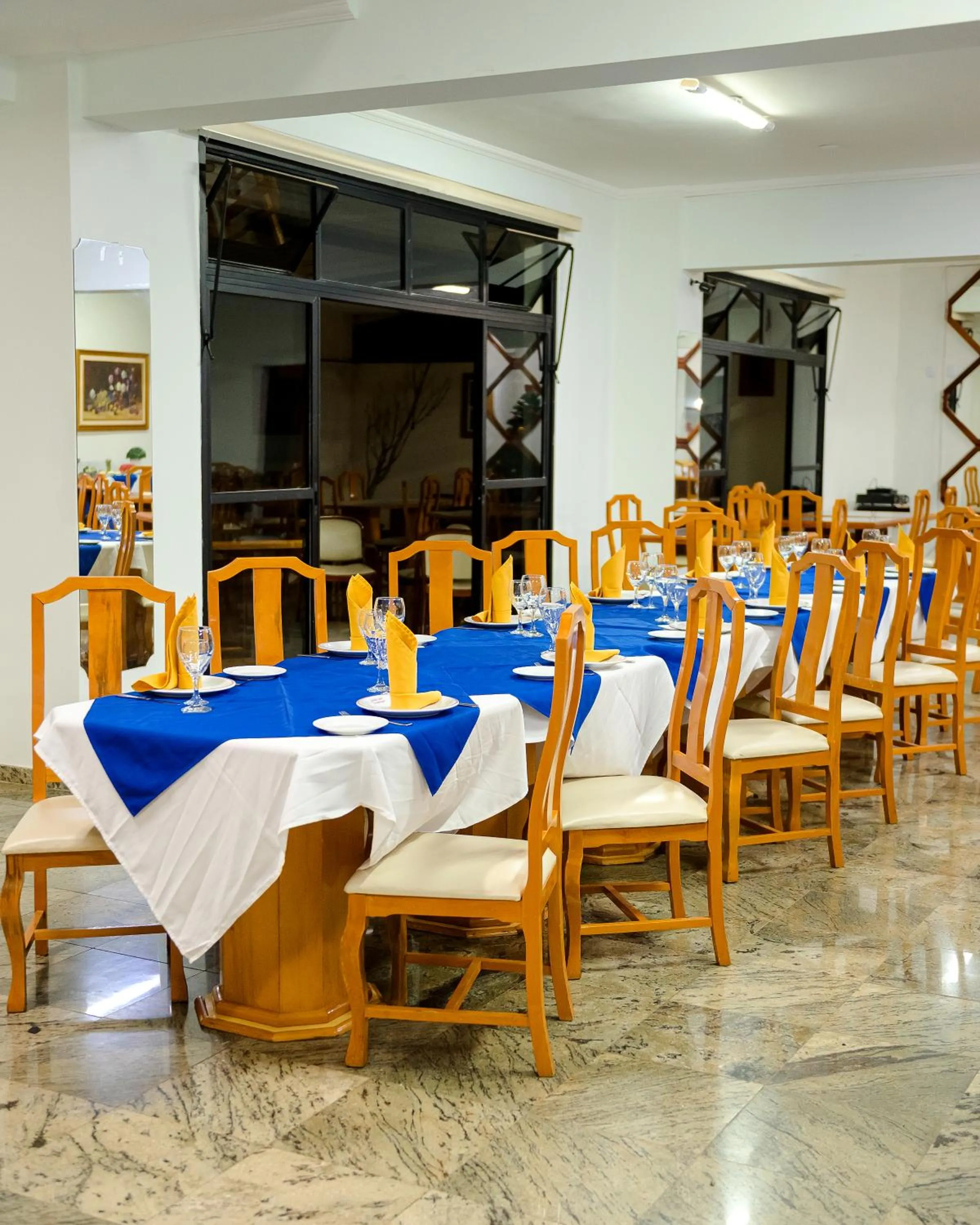 Restaurant/places to eat in Rovi Plaza Hotel