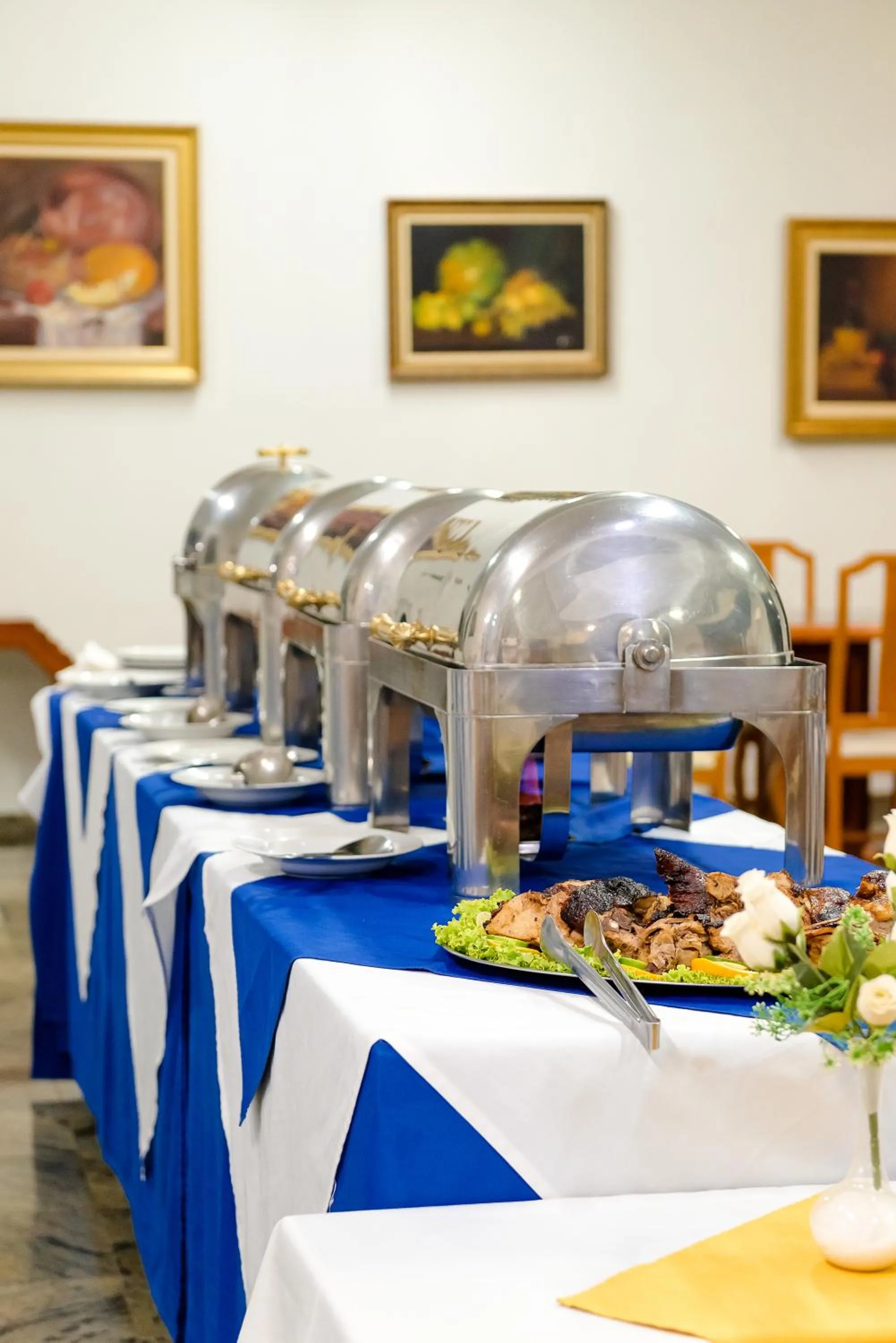 Restaurant/places to eat in Rovi Plaza Hotel