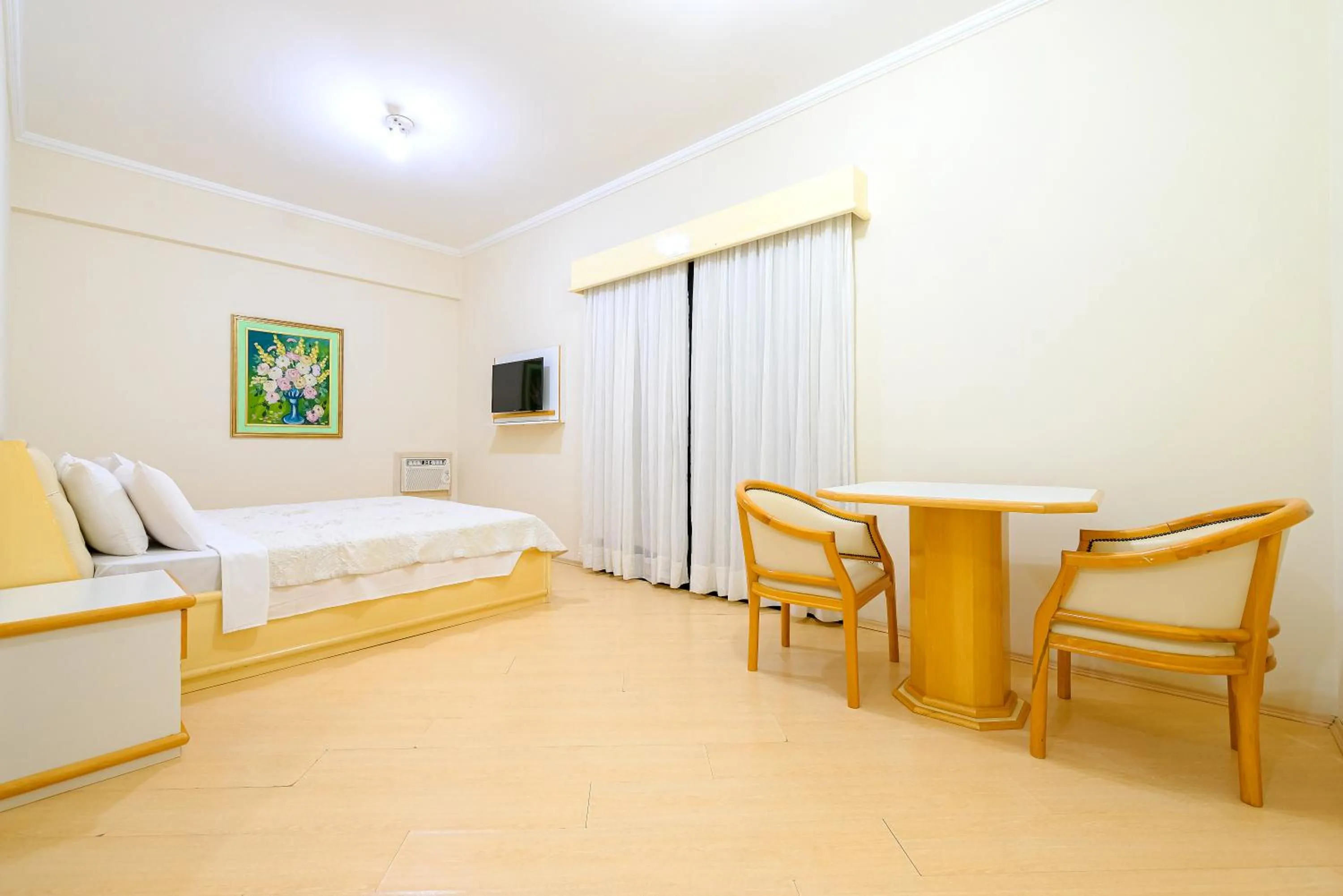 Photo of the whole room, Bed in Rovi Plaza Hotel