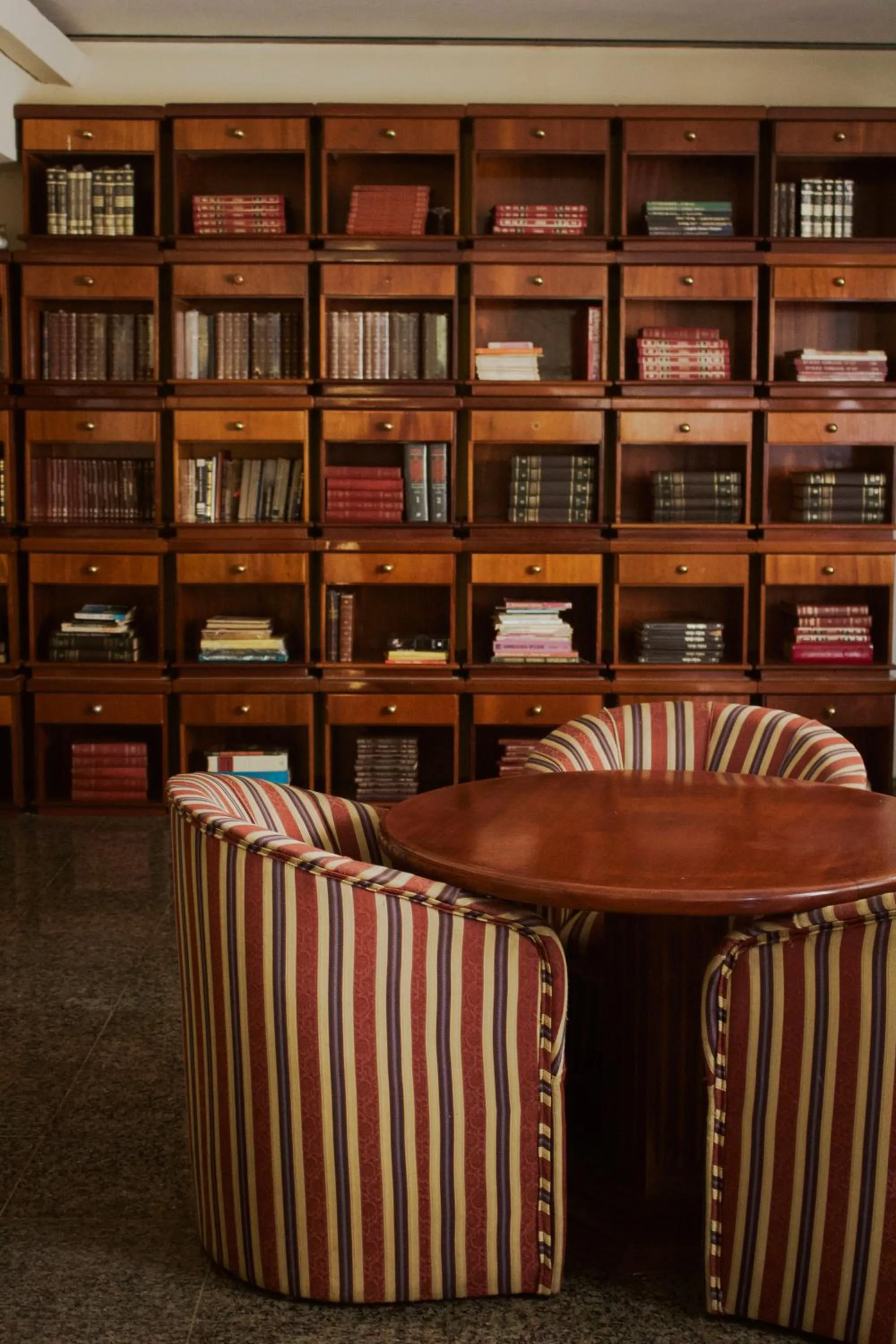Library in Rovi Plaza Hotel