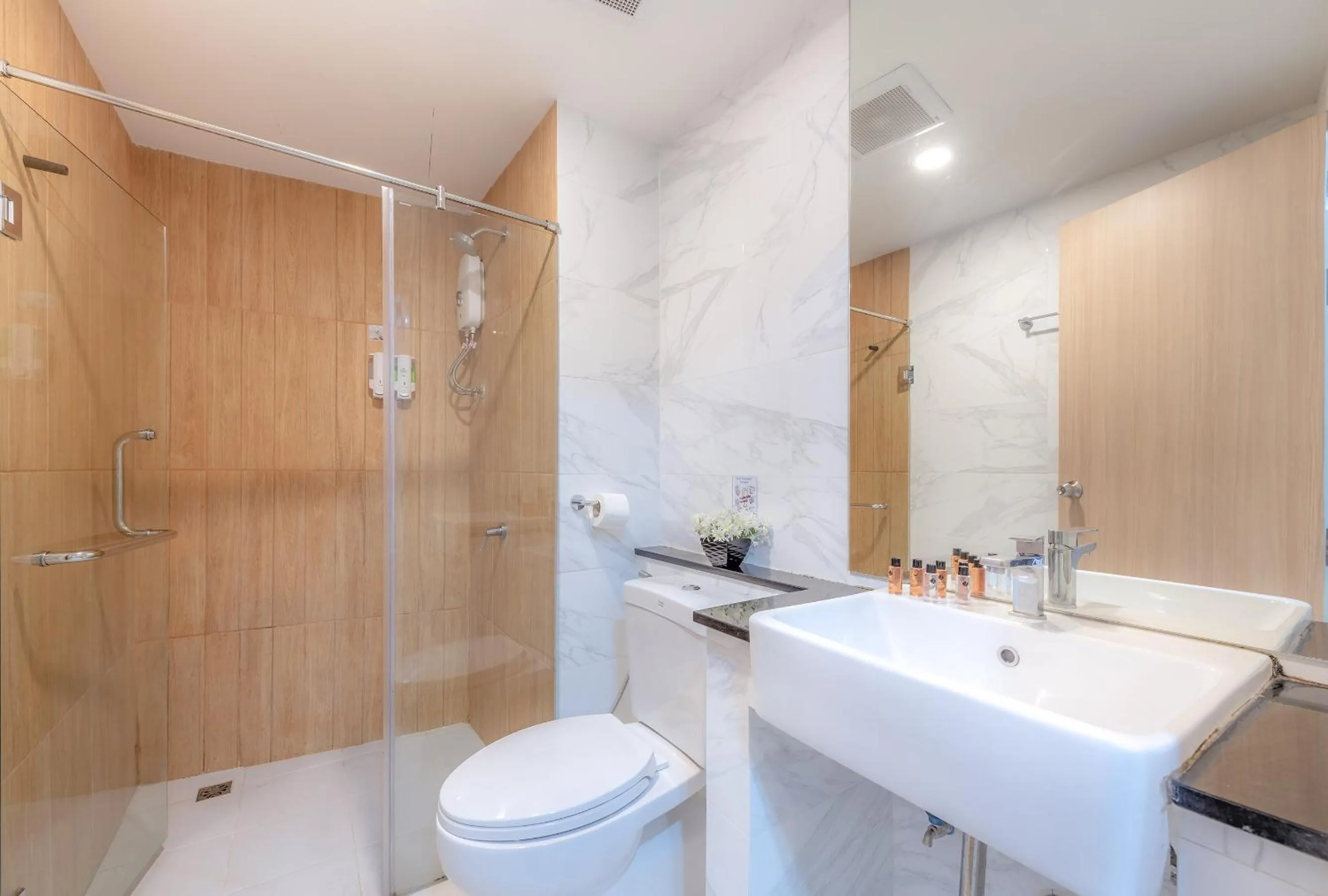 Bathroom in Tori Prestige Bangkok Hotel