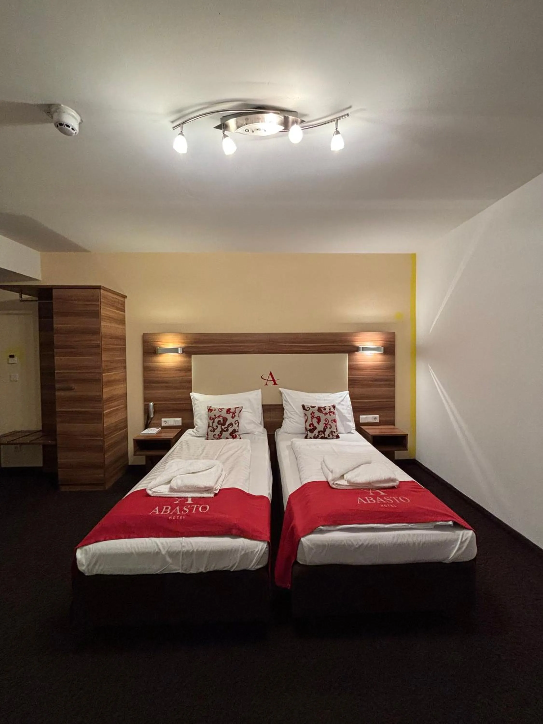 Photo of the whole room, Bed in Abasto Hotel & Spa Maisach