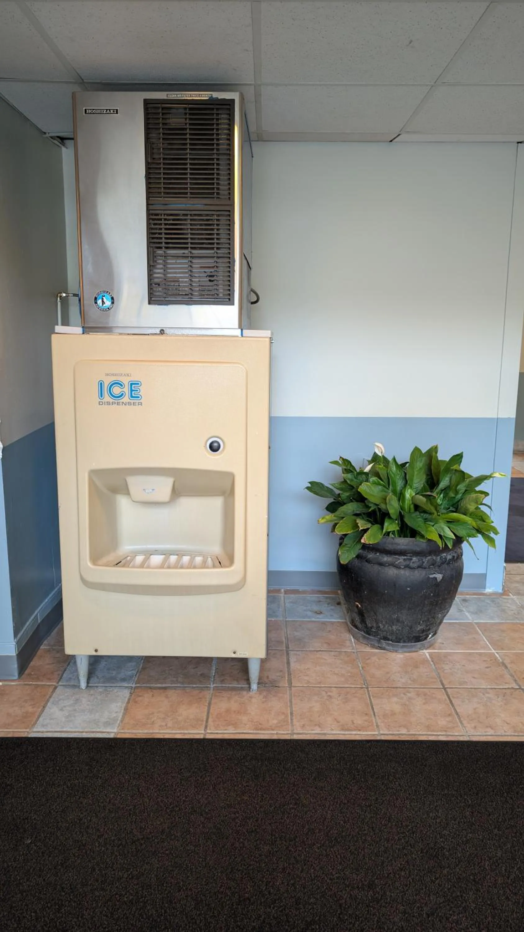 vending machine in Crystal Inn - Neptune