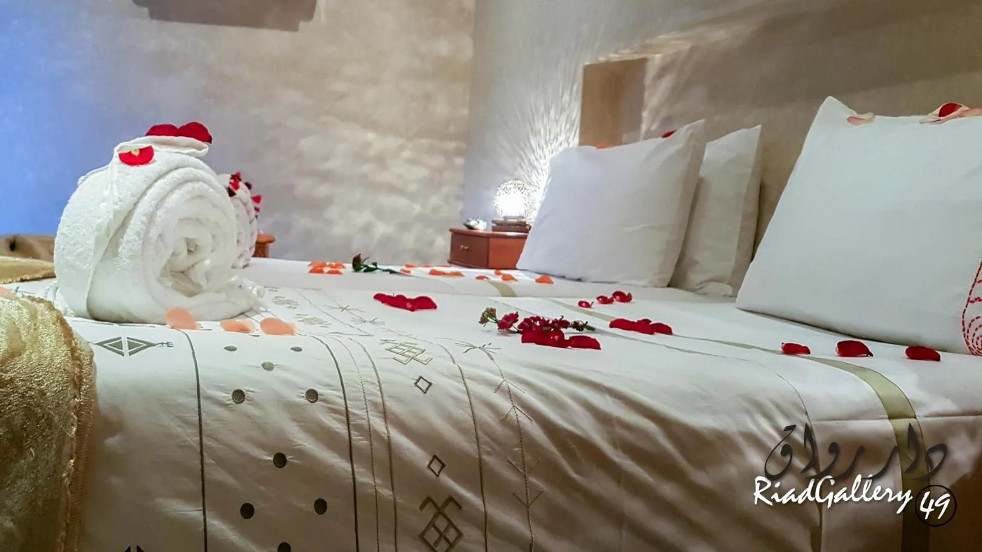 Bedroom, Bed in Riad Gallery 49 & Spa