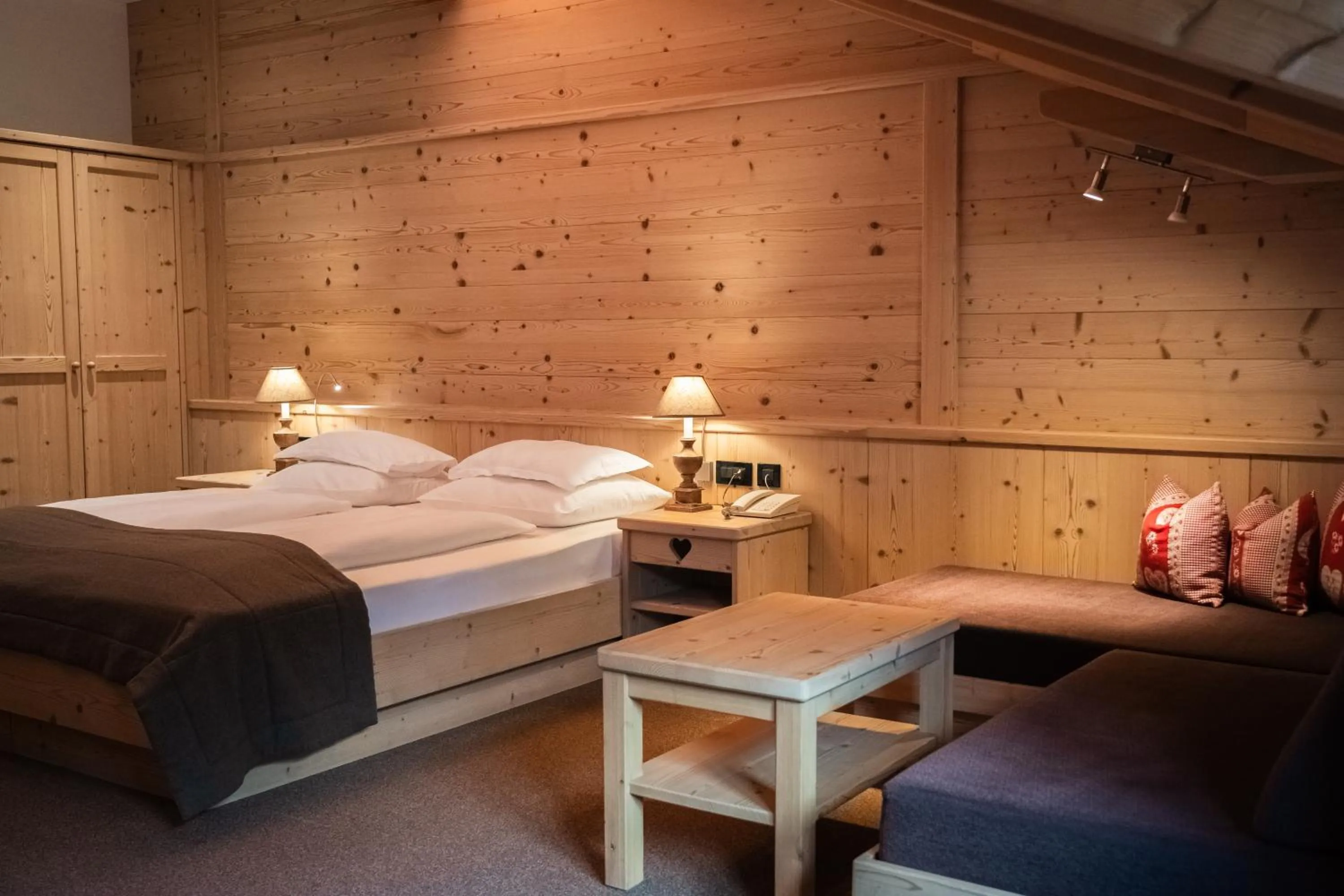 Seating area, Bed in Hotel Arnaria