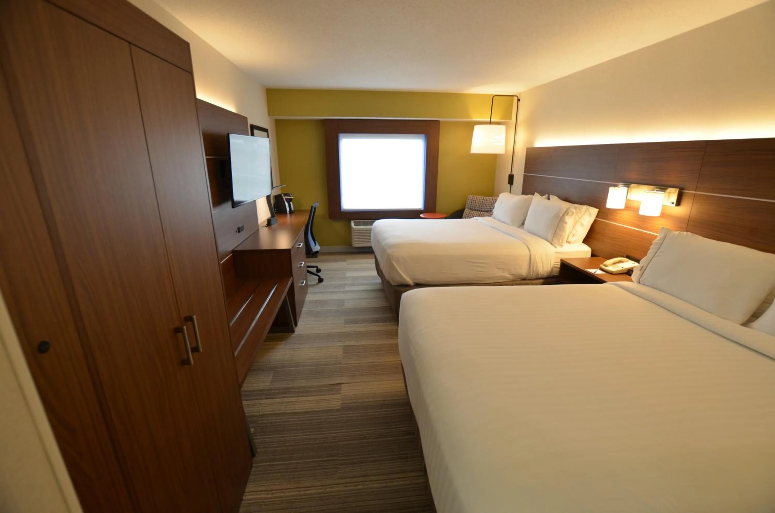 Photo of the whole room, Bed in Holiday Inn Express Pittsburgh-Bridgeville by IHG