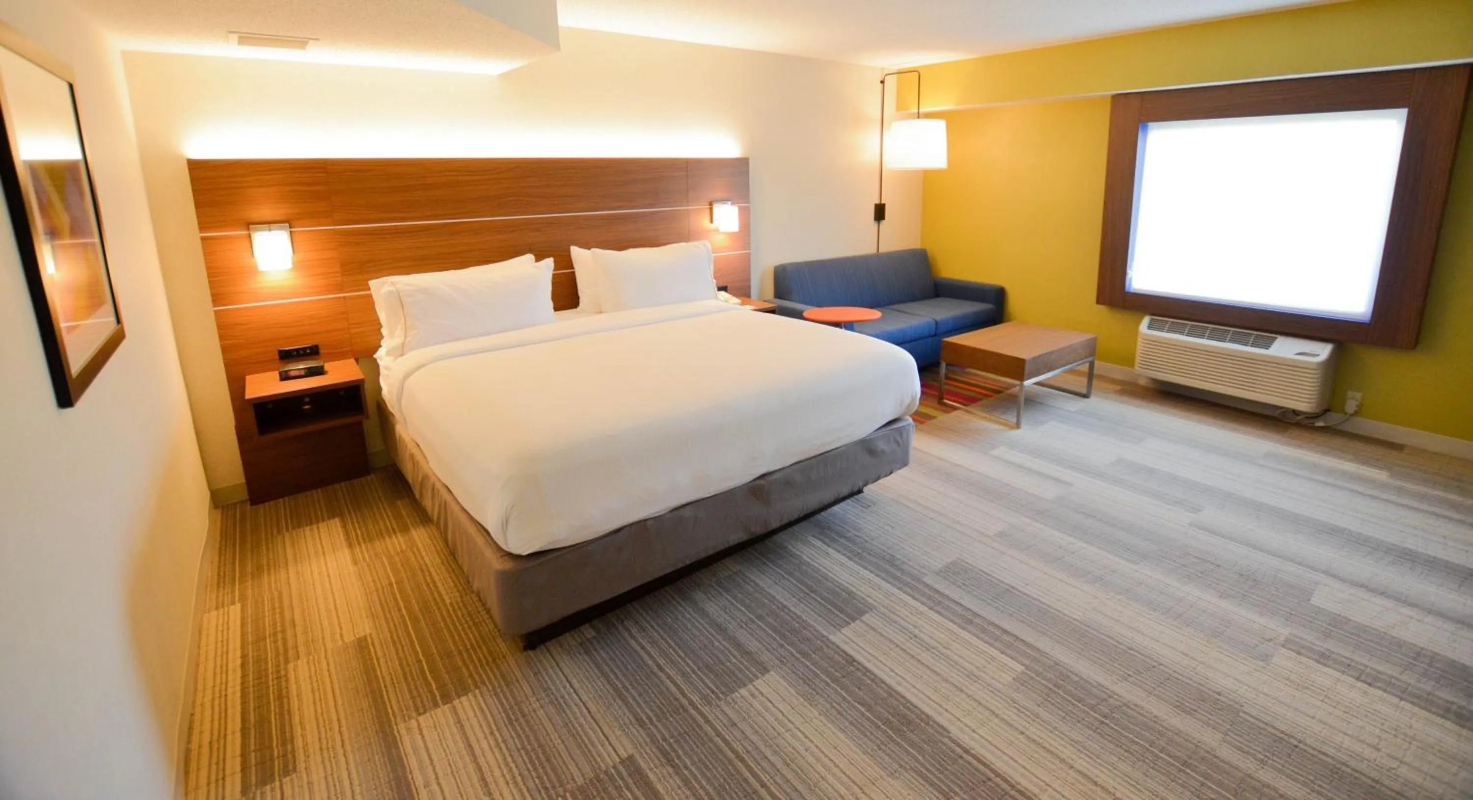 Photo of the whole room, Bed in Holiday Inn Express Pittsburgh-Bridgeville by IHG