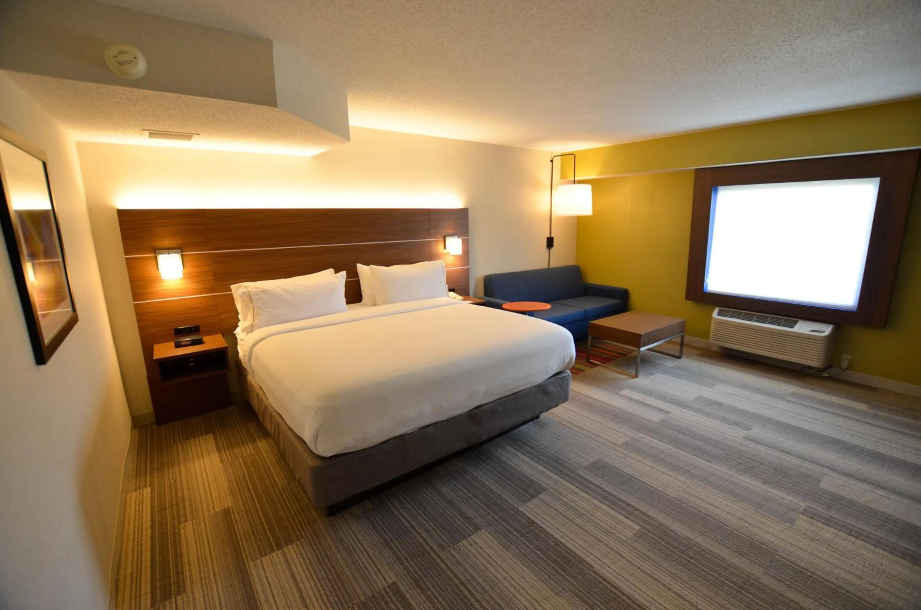 Photo of the whole room, Bed in Holiday Inn Express Pittsburgh-Bridgeville by IHG