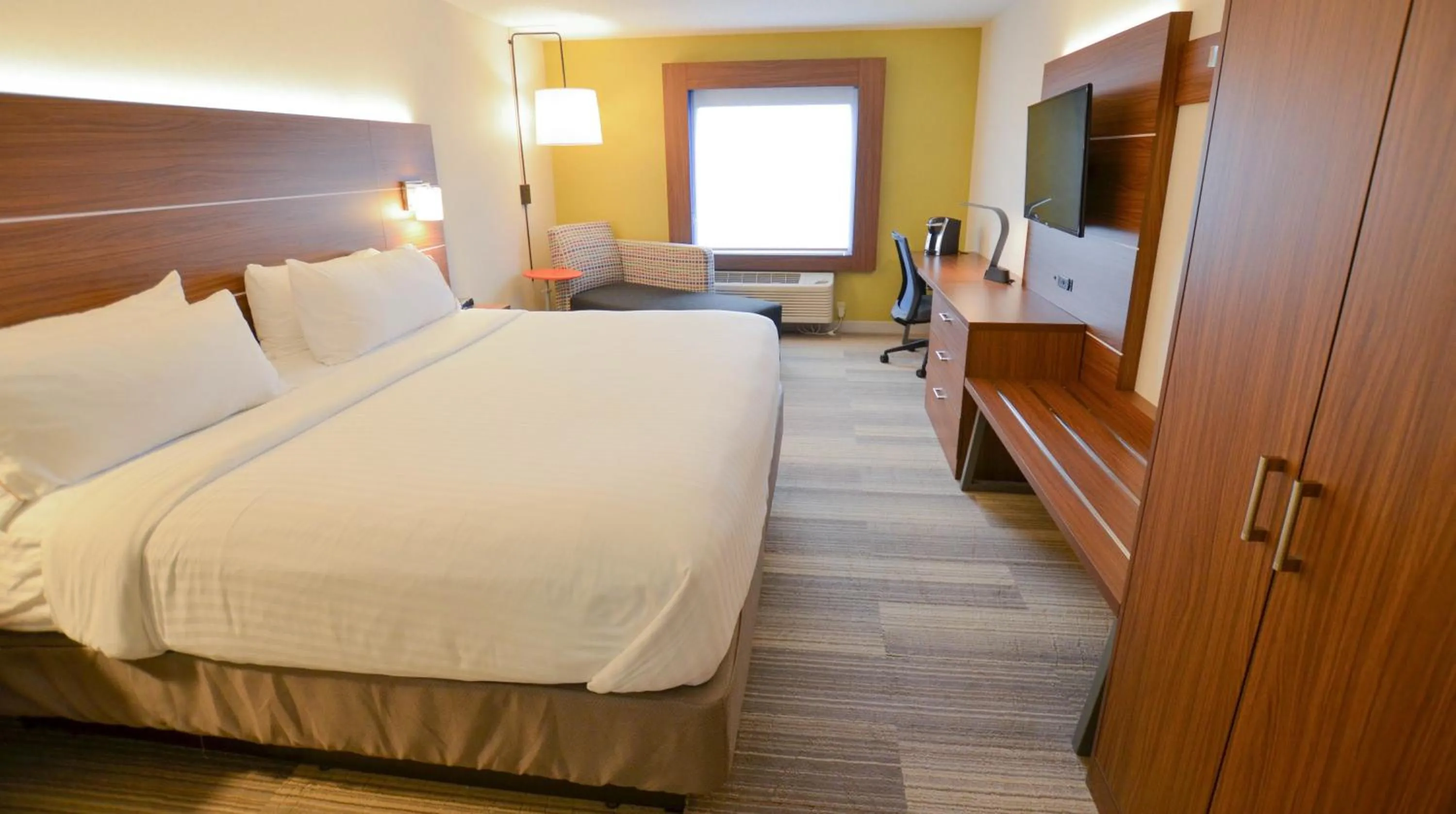 Photo of the whole room, Bed in Holiday Inn Express Pittsburgh-Bridgeville by IHG