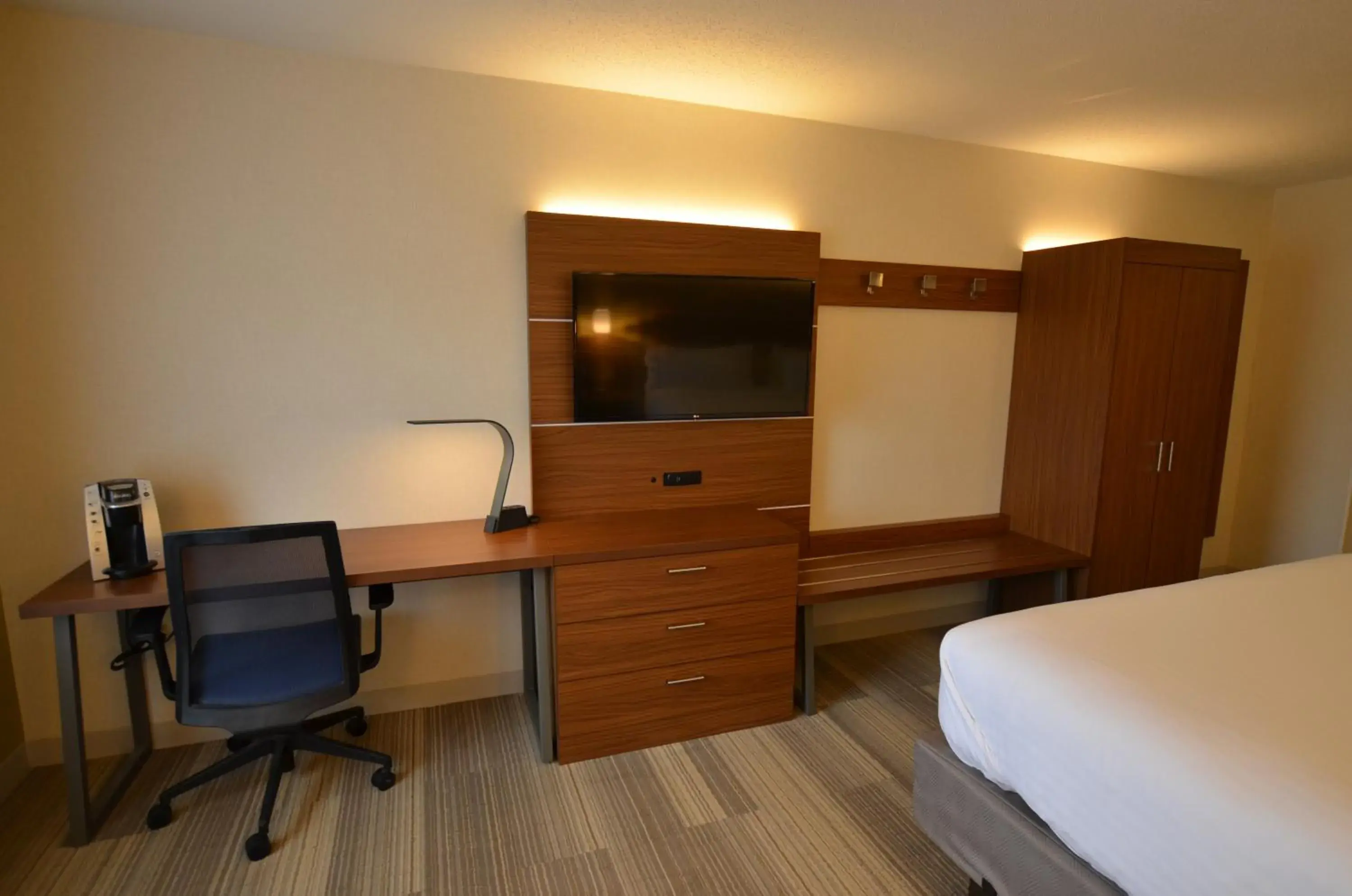 Standard King Room with Roll-in Shower - Mobility Accessible in Holiday Inn Express Pittsburgh-Bridgeville by IHG Standard King Room with Roll-in Shower - Mobility Accessible in Holiday Inn Express Pittsburgh-Bridgeville by IHG