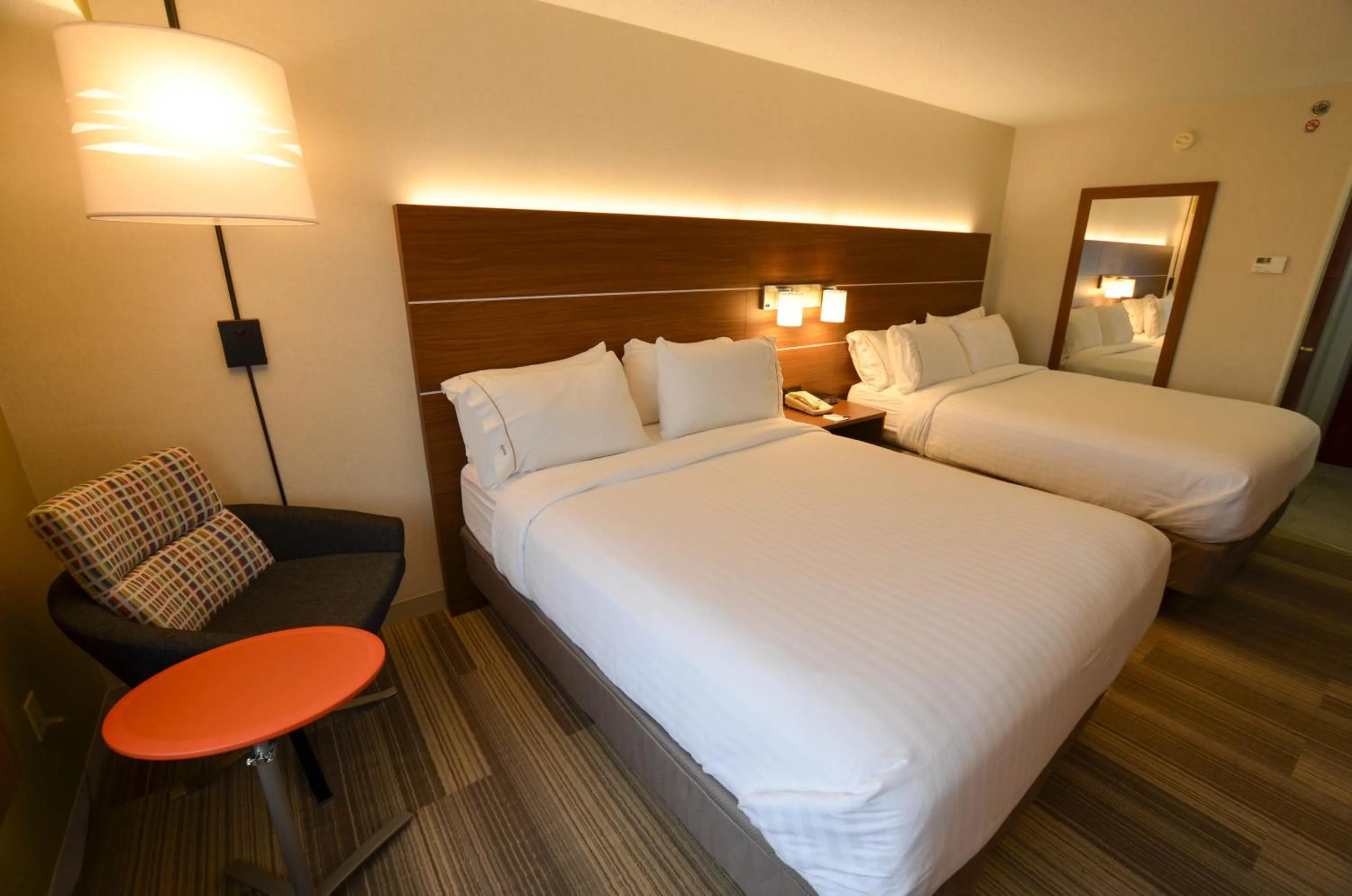 Photo of the whole room, Bed in Holiday Inn Express Pittsburgh-Bridgeville by IHG