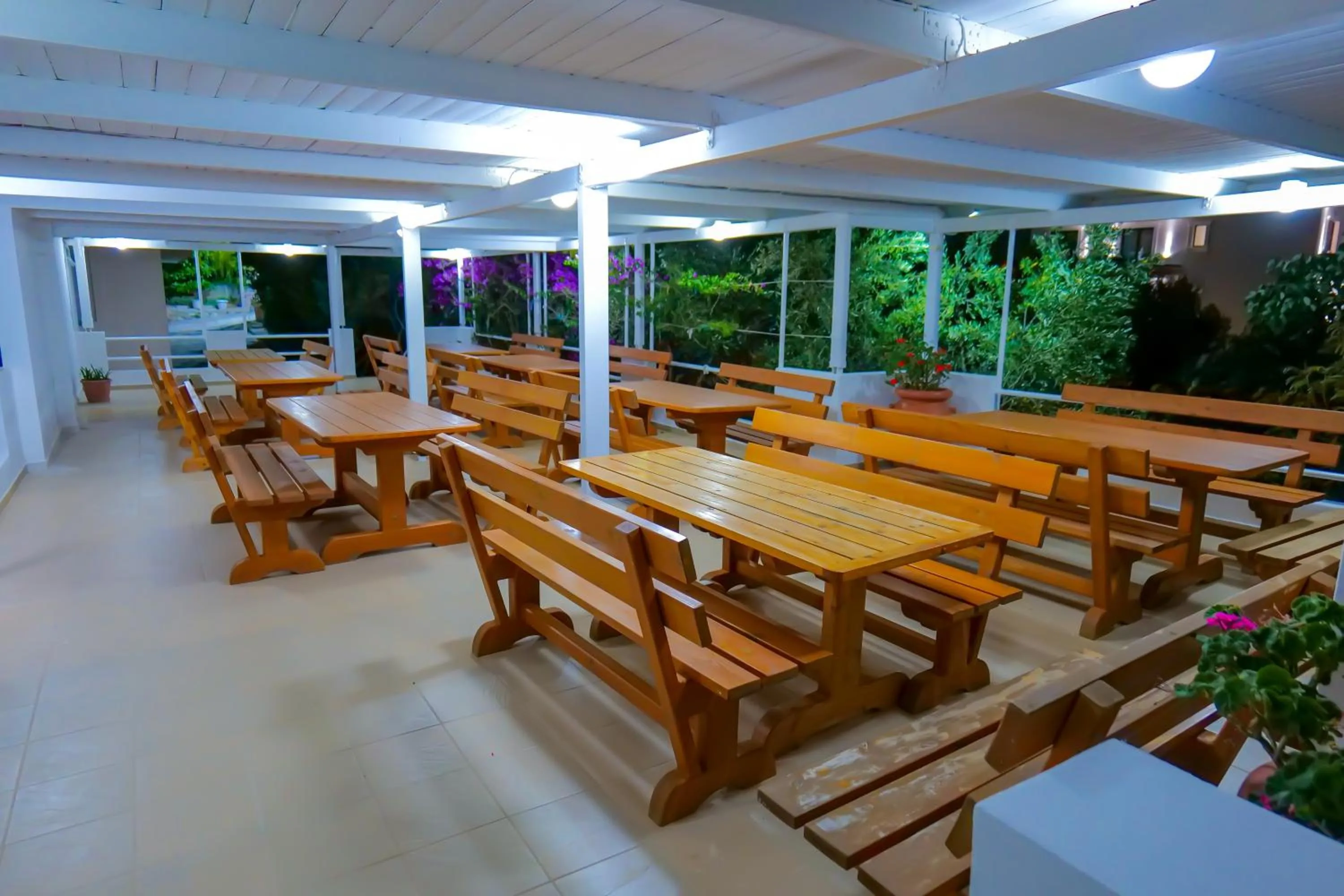 Restaurant/places to eat in Hotel Emblem