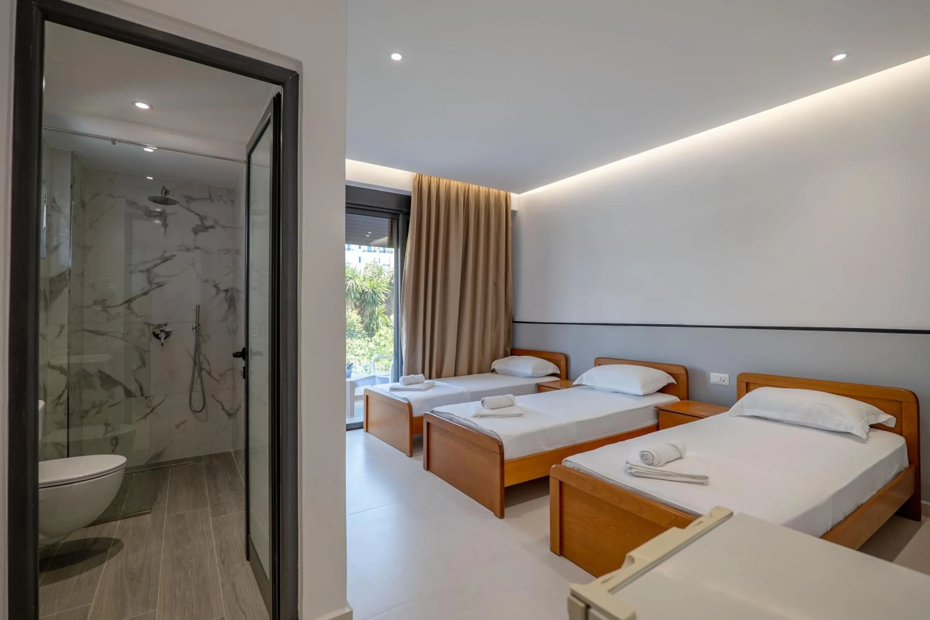 Bathroom, Bed in Hotel Emblem