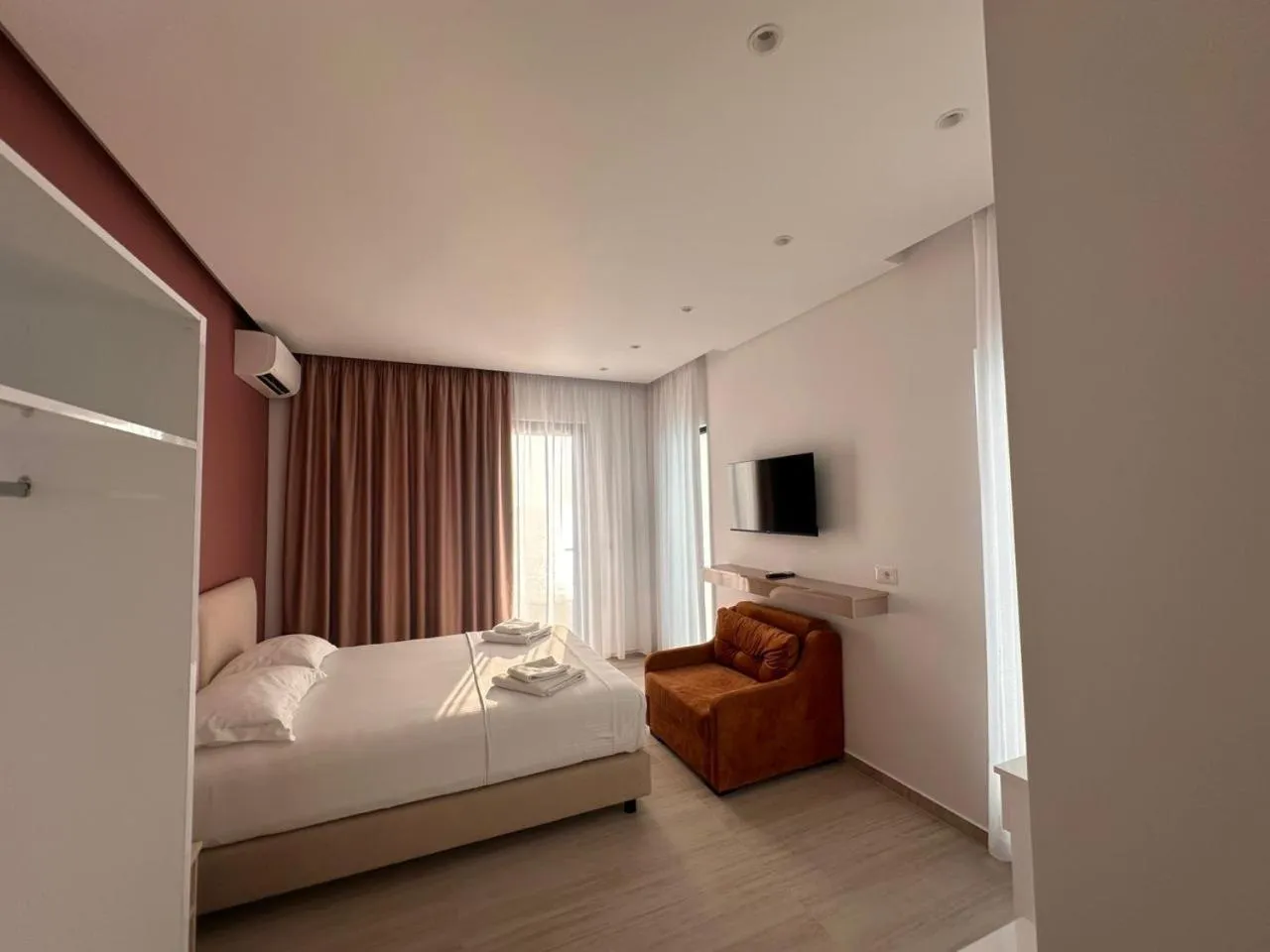 Photo of the whole room, Bed in Hotel Emblem