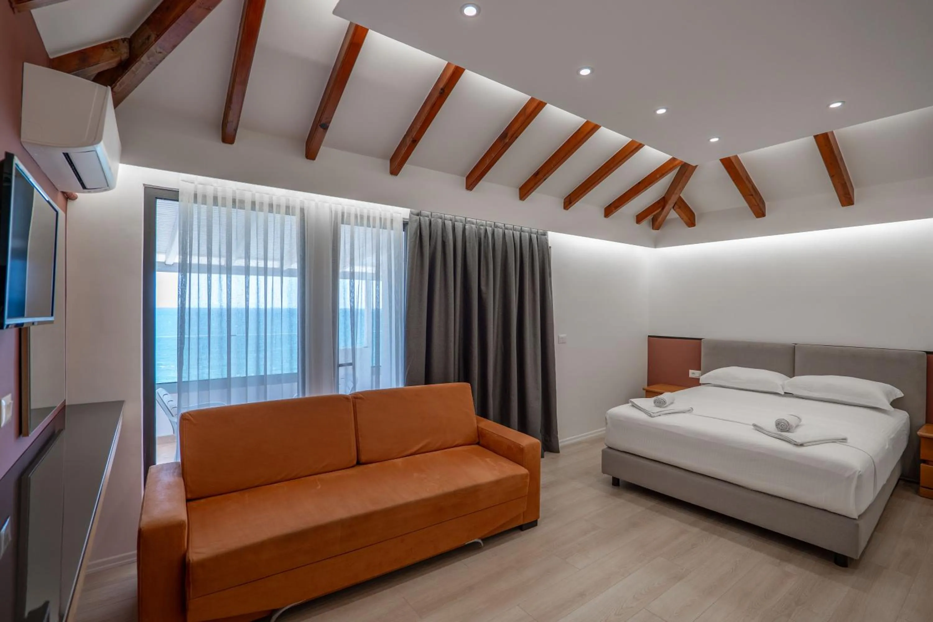 Photo of the whole room, Bed in Hotel Emblem