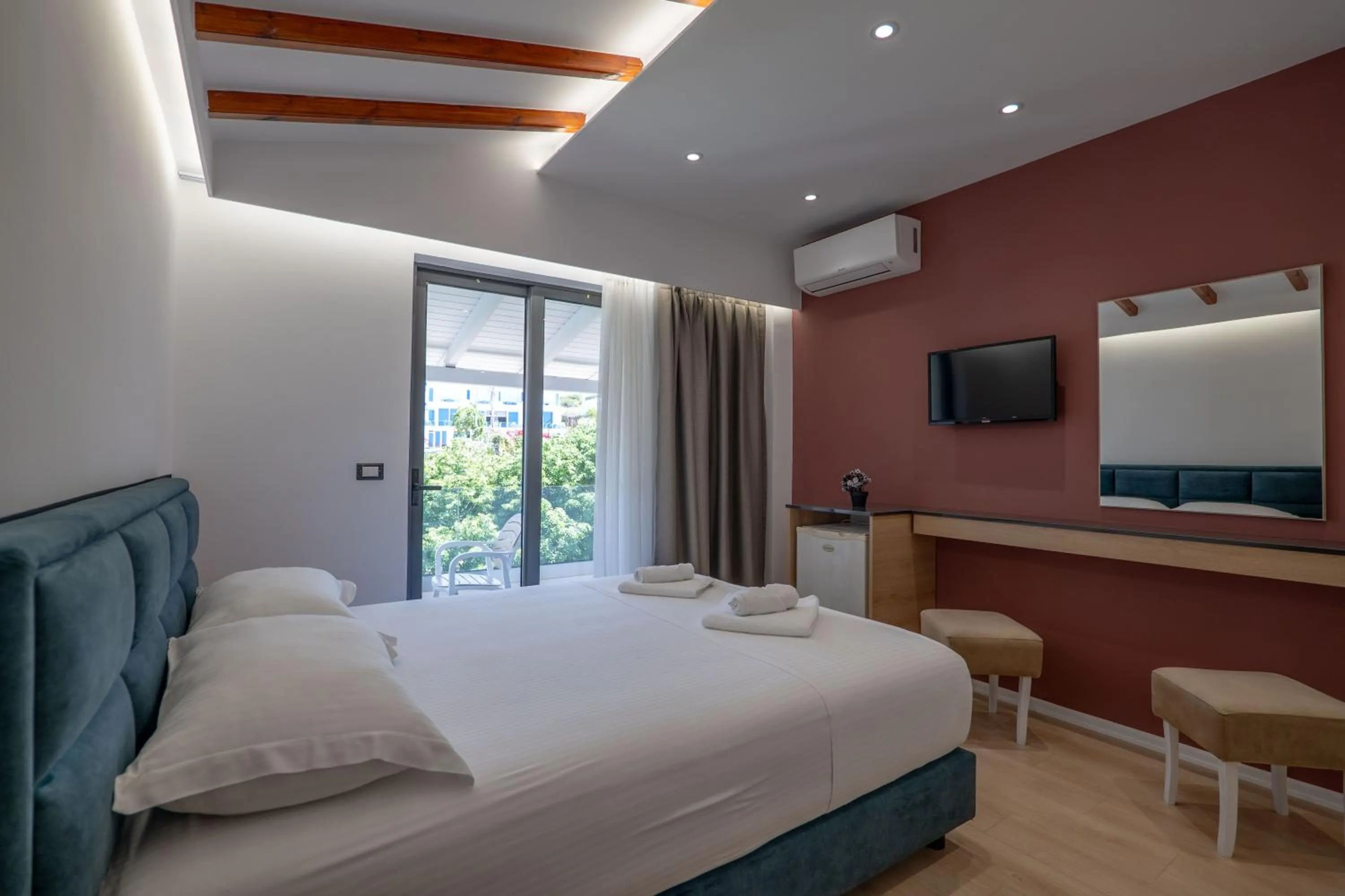 Photo of the whole room, Bed in Hotel Emblem