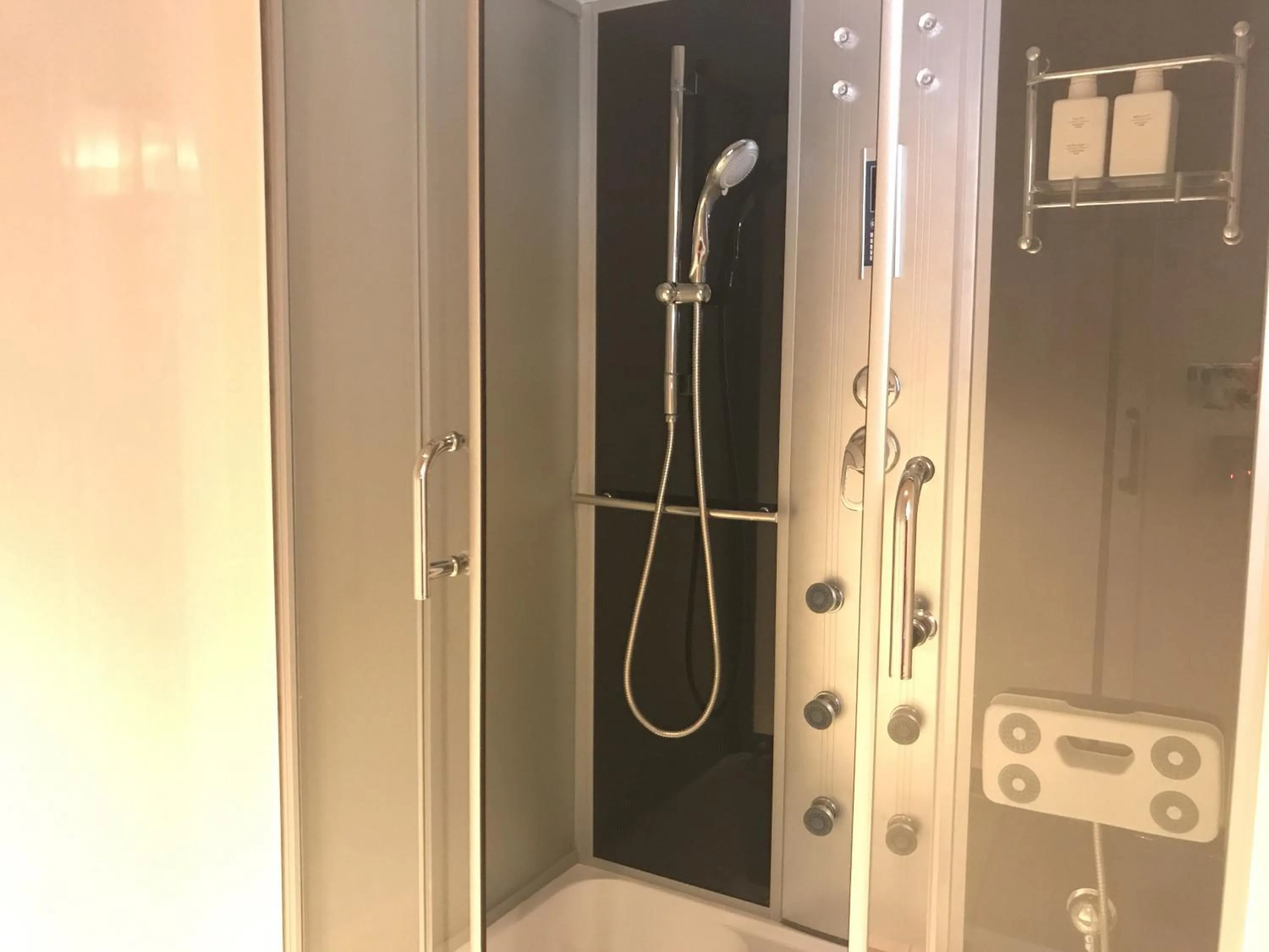 Shower in Shiki Shiki Higashiyama