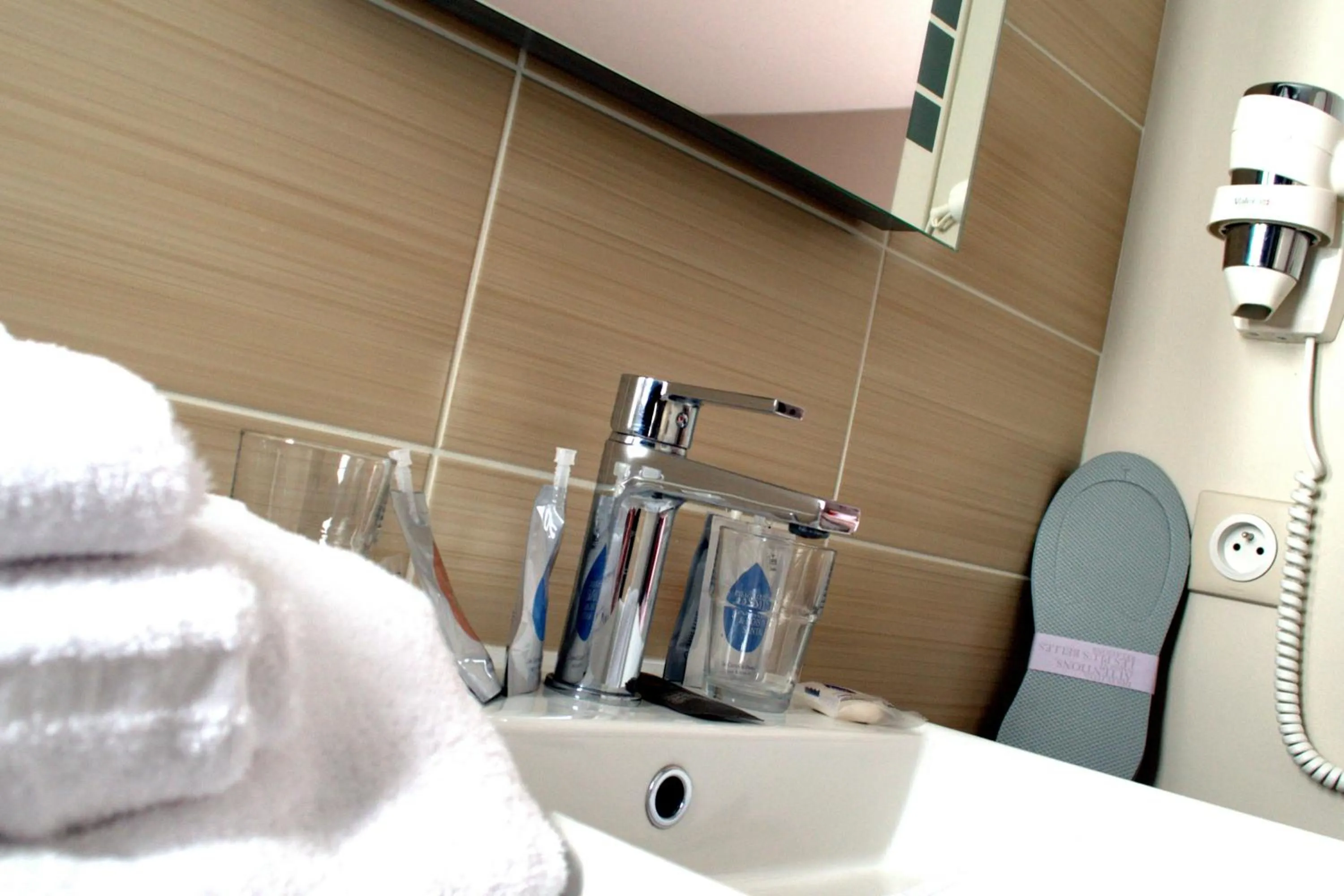 Bathroom, Bed in Kyriad Prestige Vannes Centre-Palais des Arts