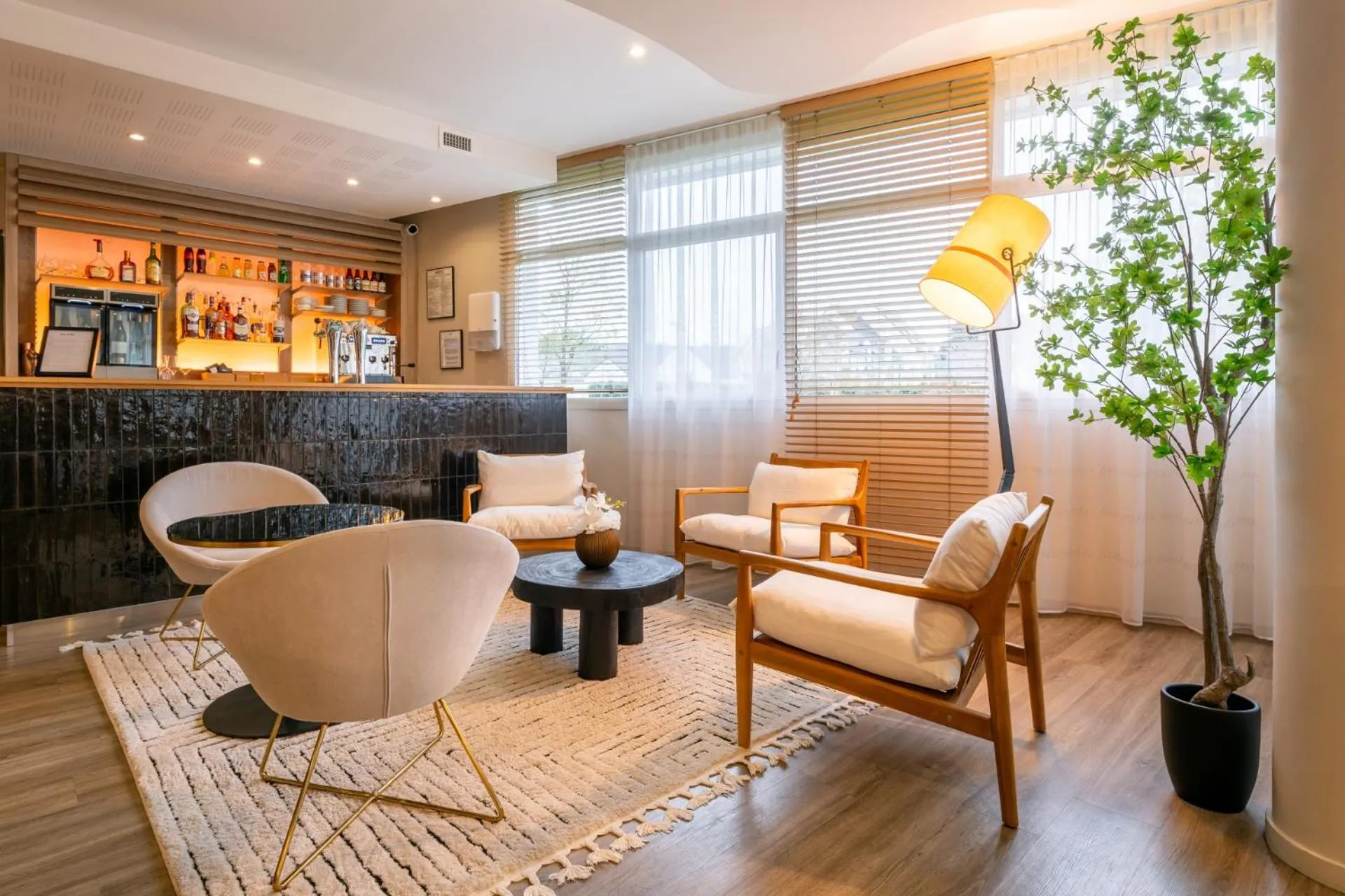 Lounge or bar in Kyriad Prestige Vannes Centre-Palais des Arts