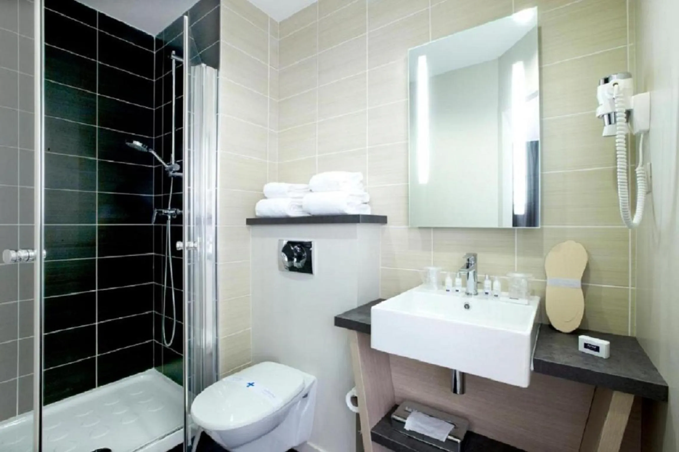 Bathroom in Kyriad Prestige Vannes Centre-Palais des Arts