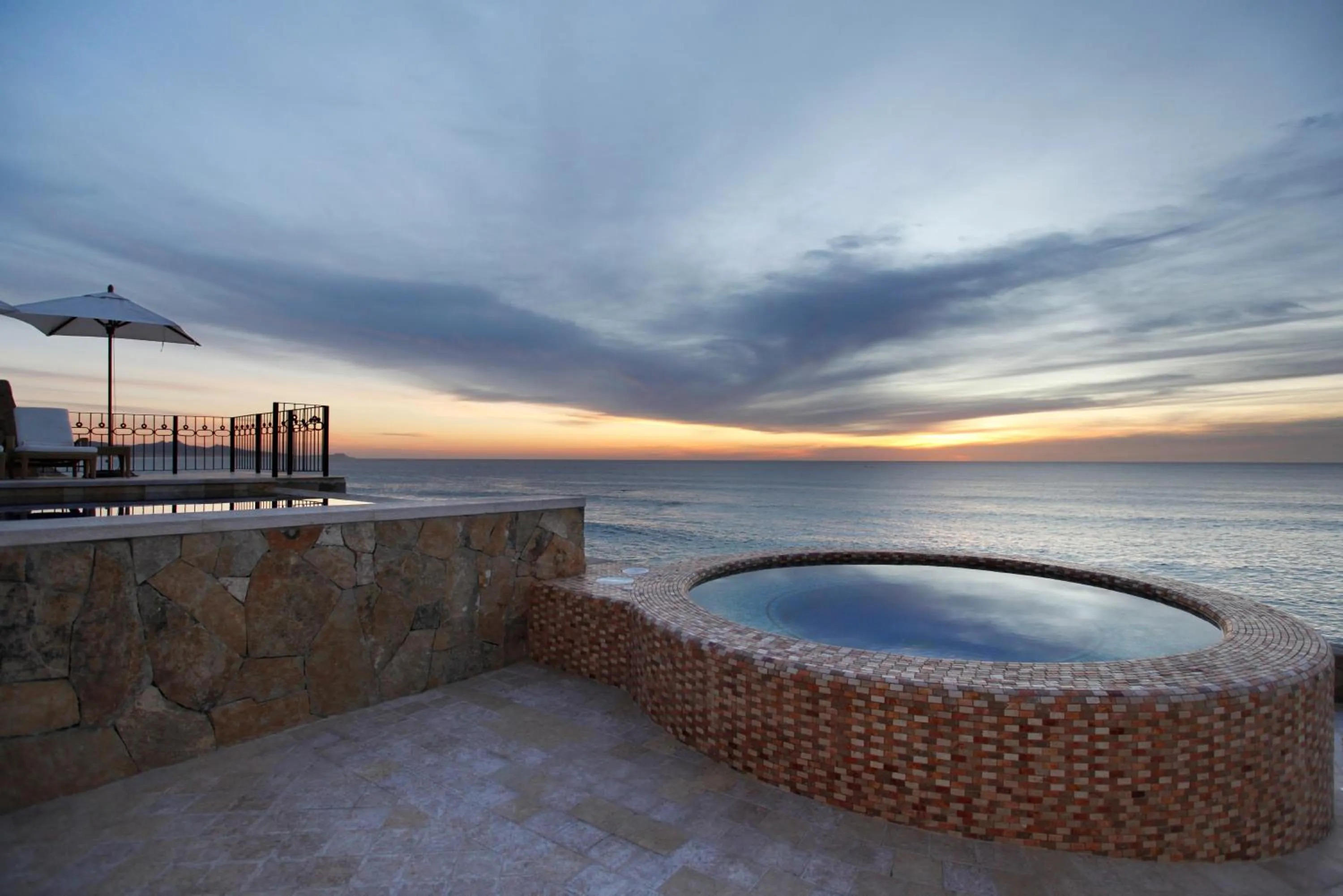 Swimming pool in Cabo Surf Hotel