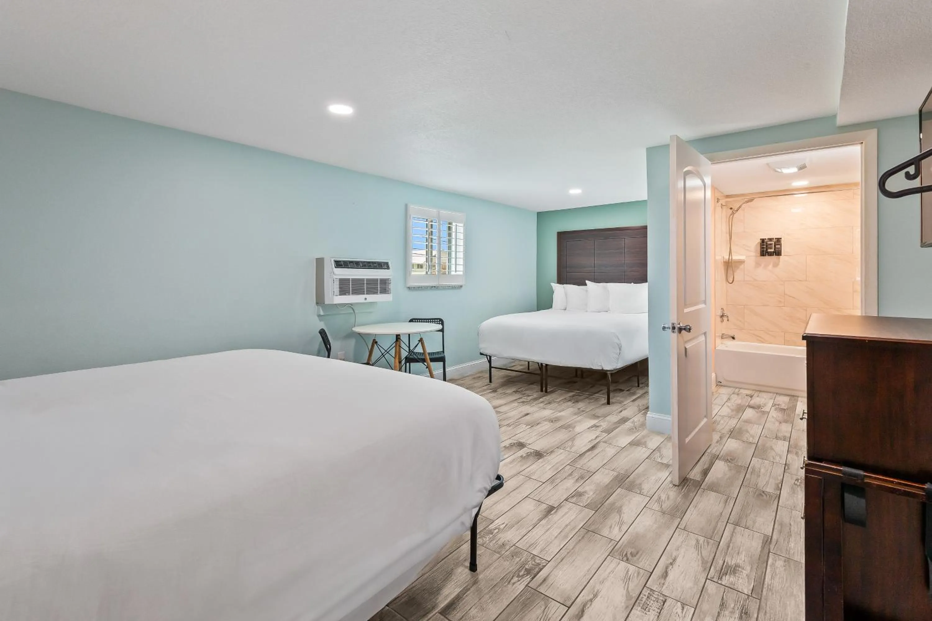 Bathroom, Bed in Atlantic Shores Motel