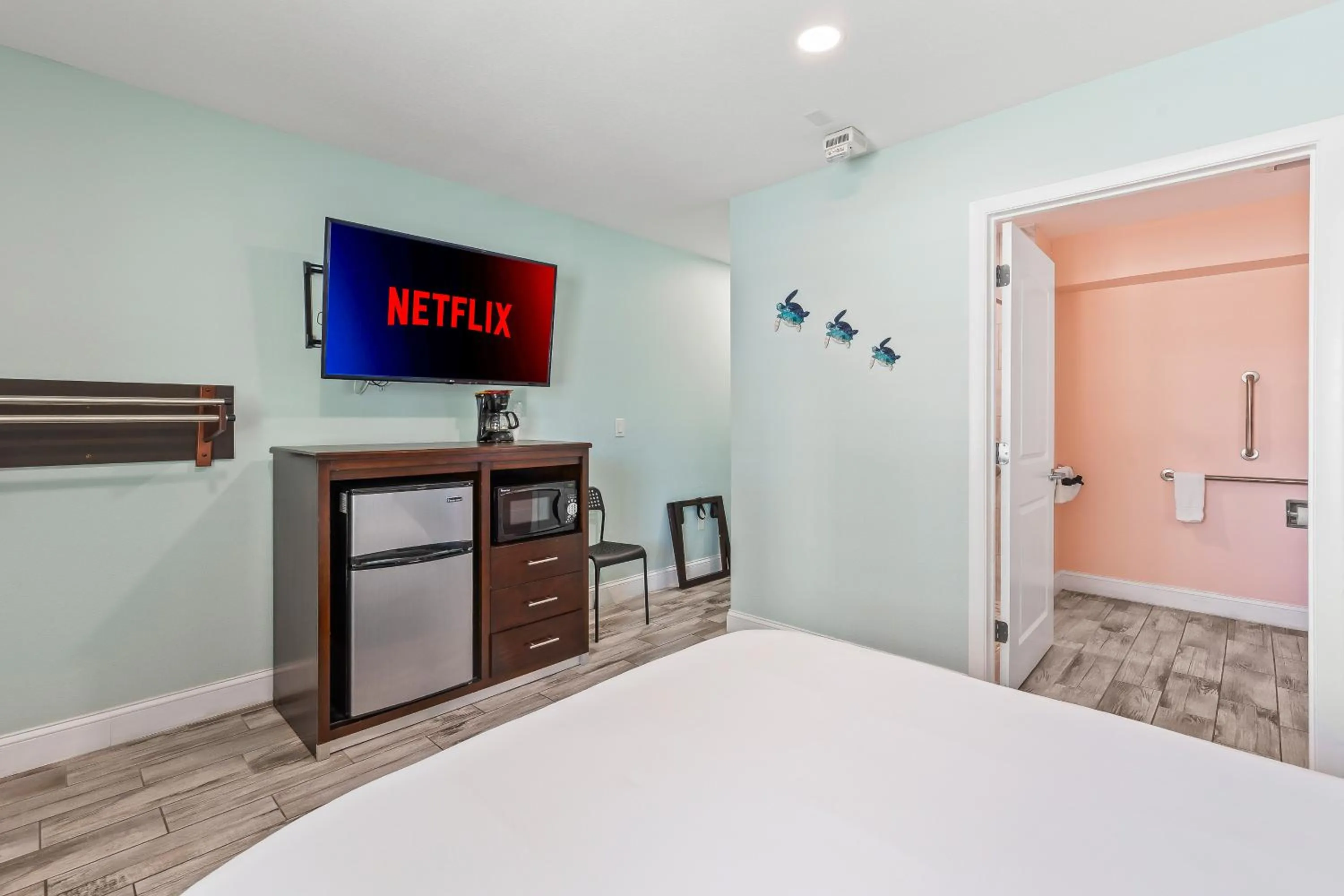 TV and multimedia, Bed in Atlantic Shores Motel