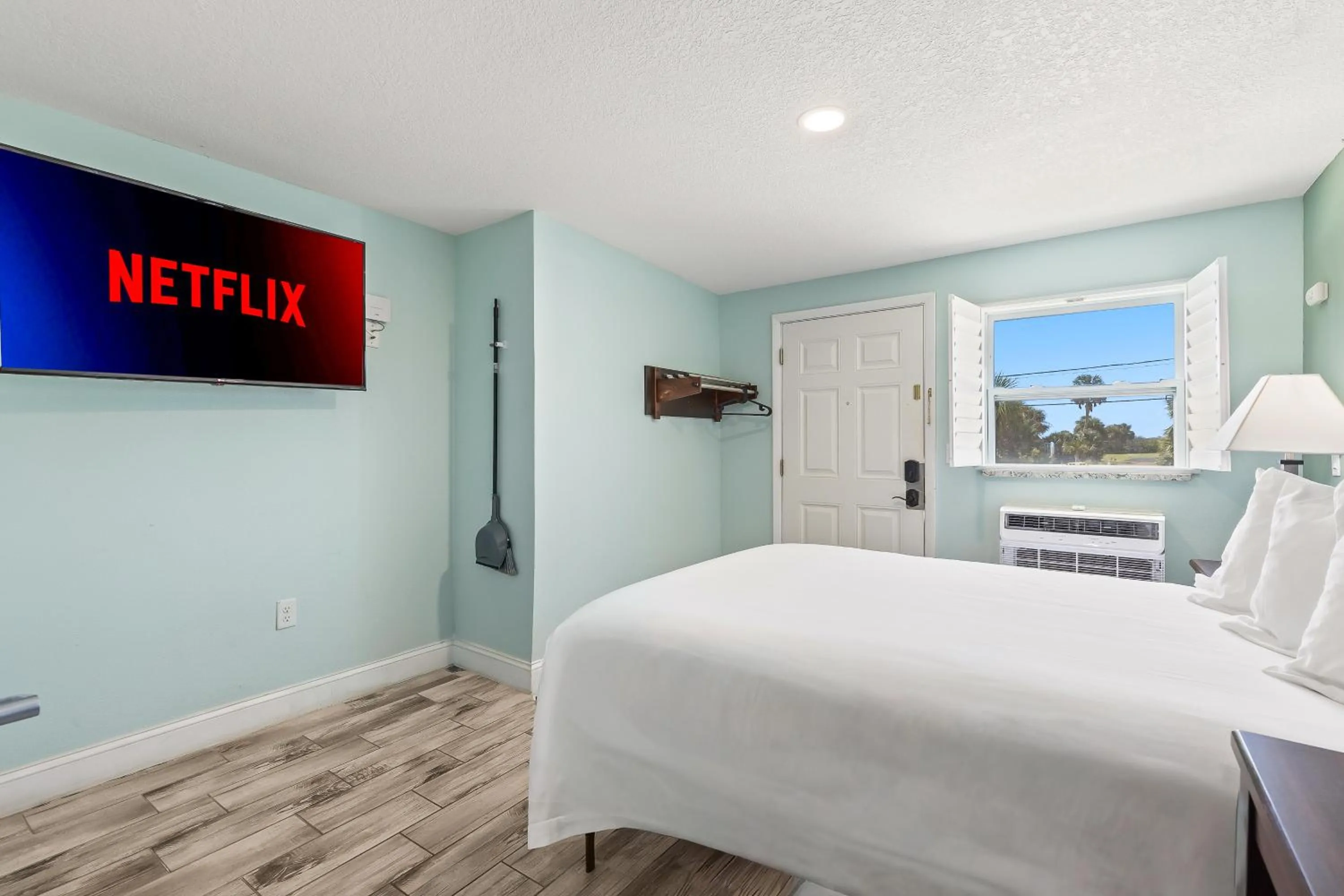 Bedroom, Bed in Atlantic Shores Motel