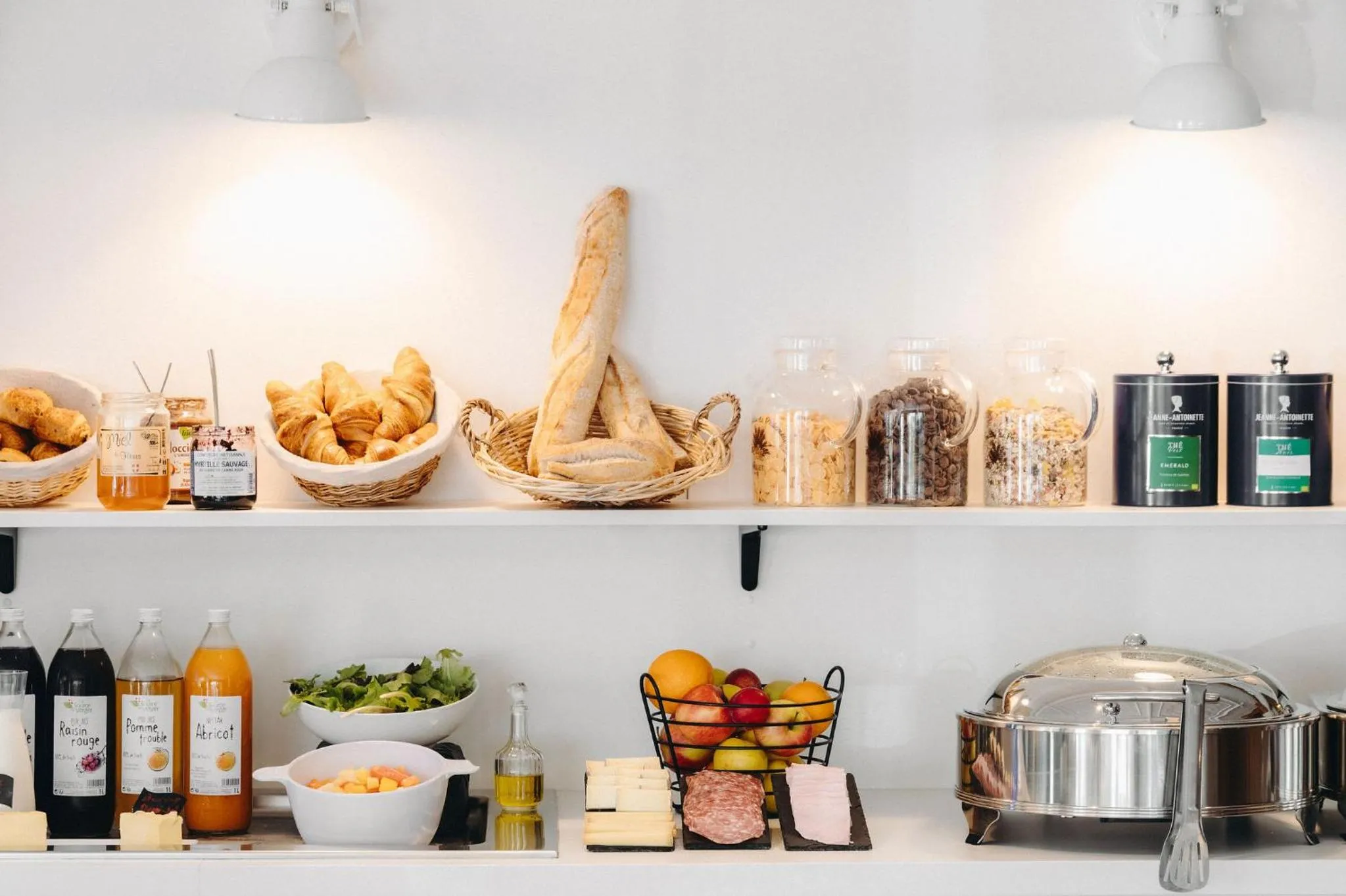 Buffet breakfast in Hôtel des 2 Gares