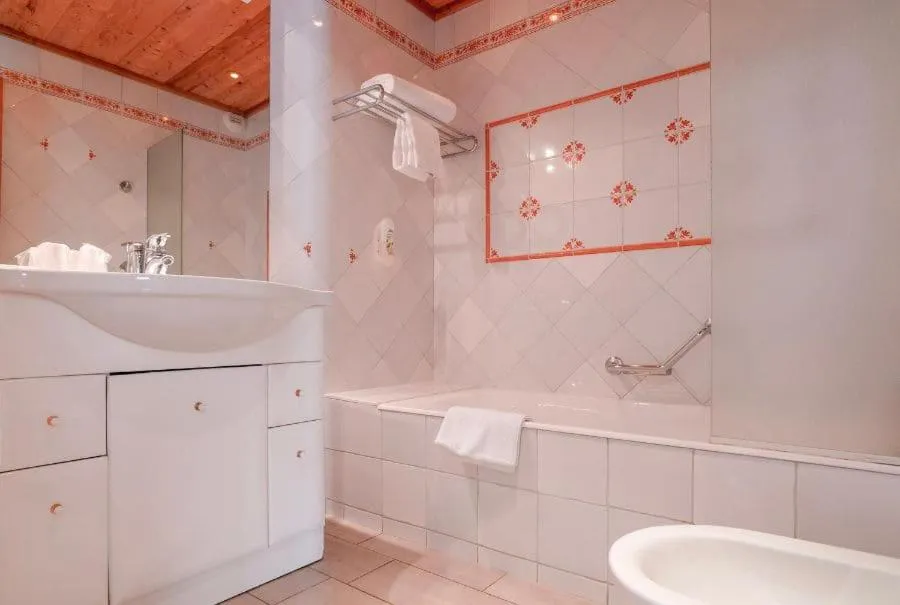 Toilet in Hôtel des 2 Gares