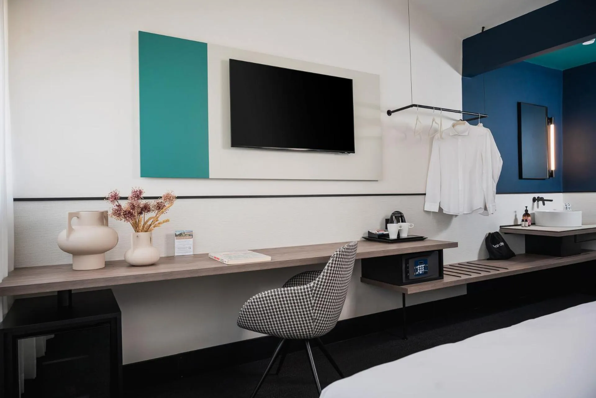 TV and multimedia, Bed in Hotel Villa Eur