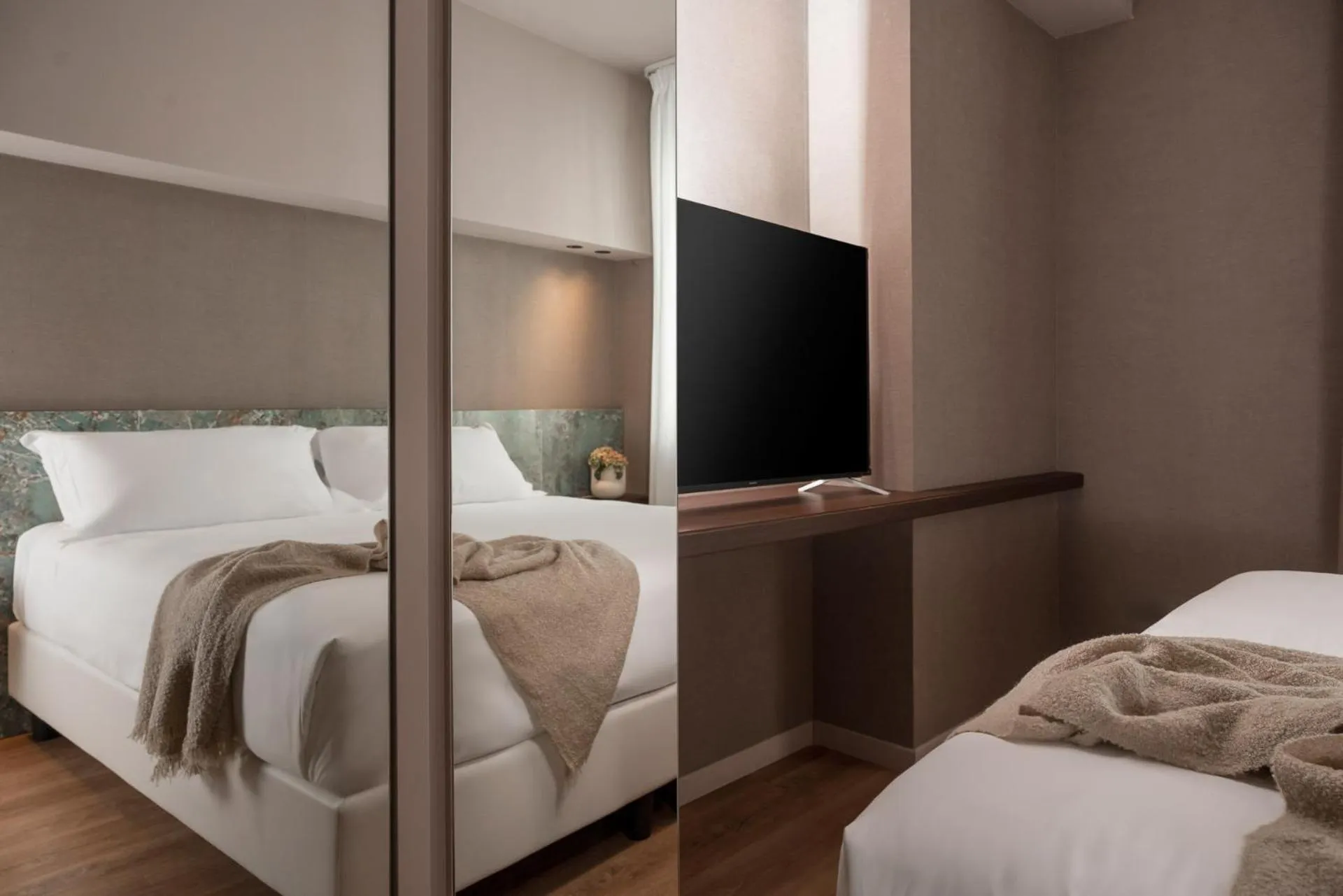 TV and multimedia, Bed in Hotel Villa Eur