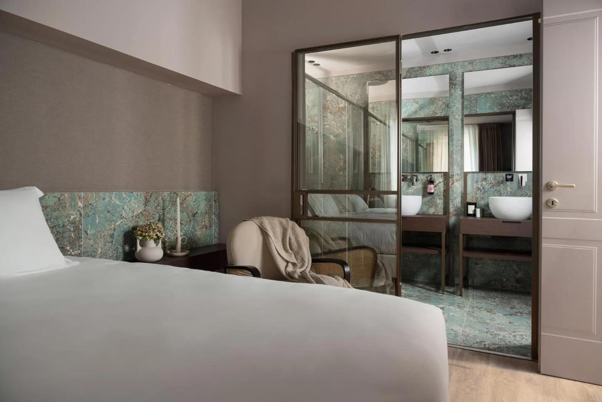 Bathroom, Bed in Hotel Villa Eur