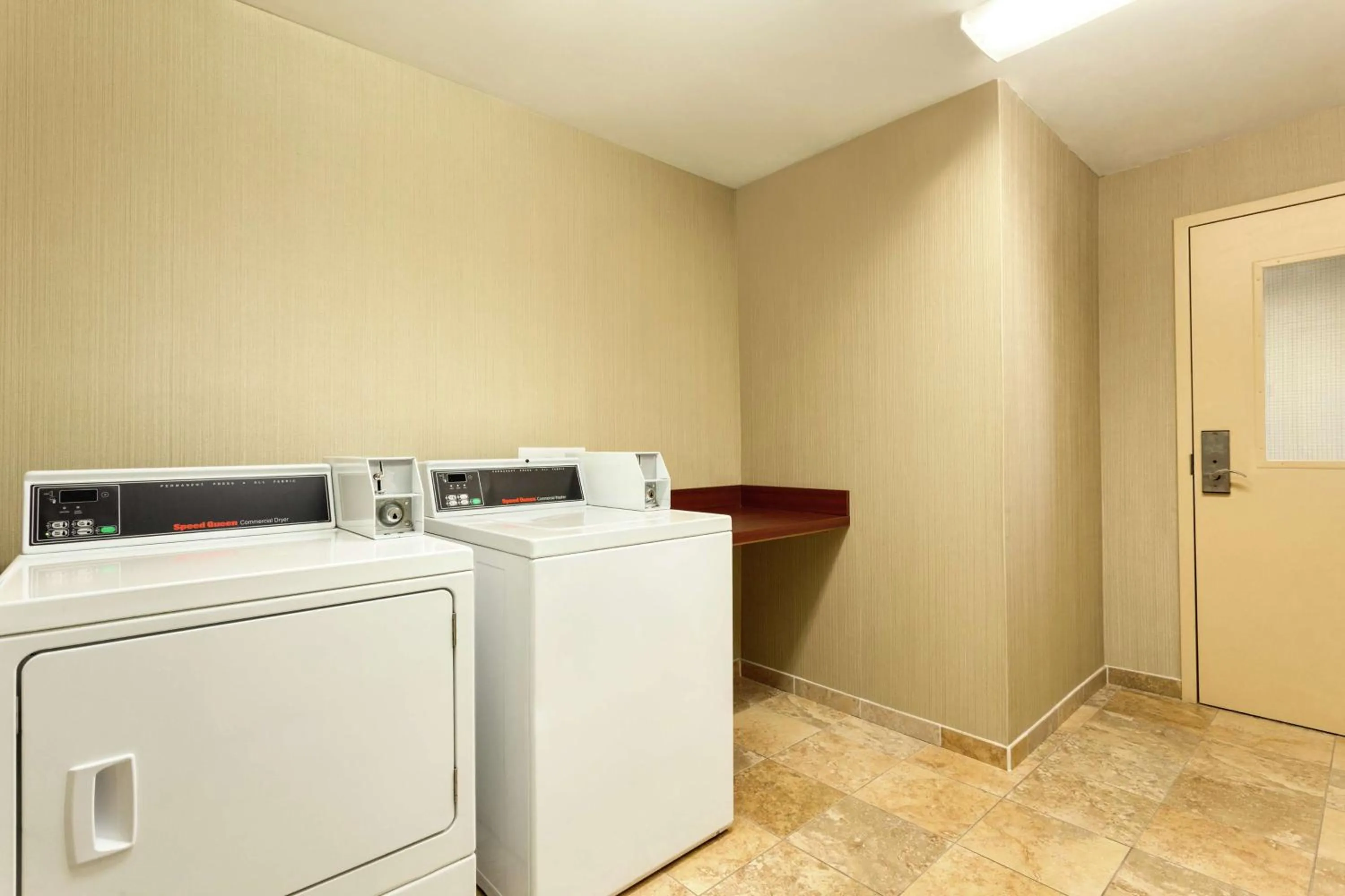 Property building in Hampton Inn & Suites Prattville