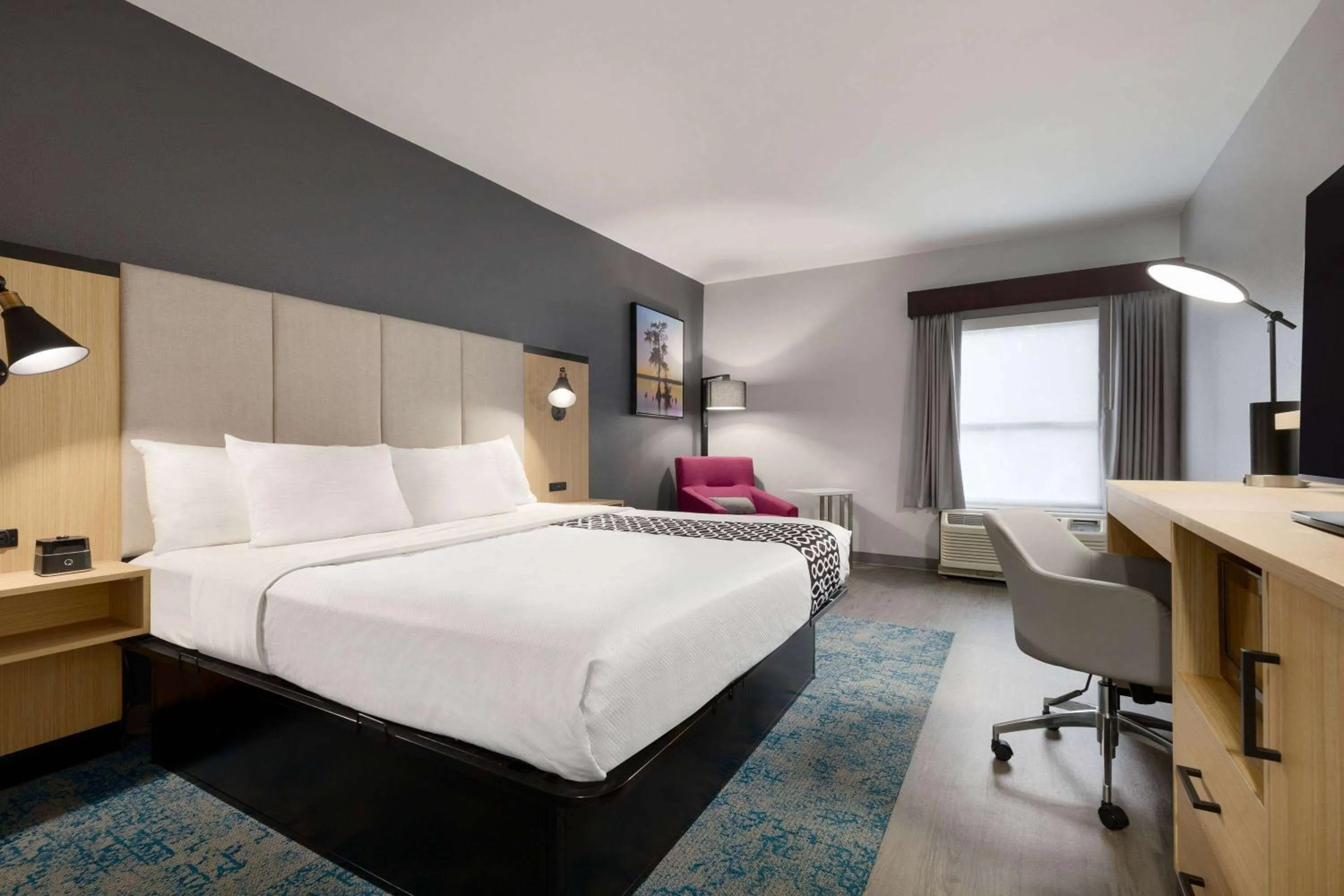 Photo of the whole room, Bed in La Quinta Inn & Suites by Wyndham Selma/Smithfield I-95