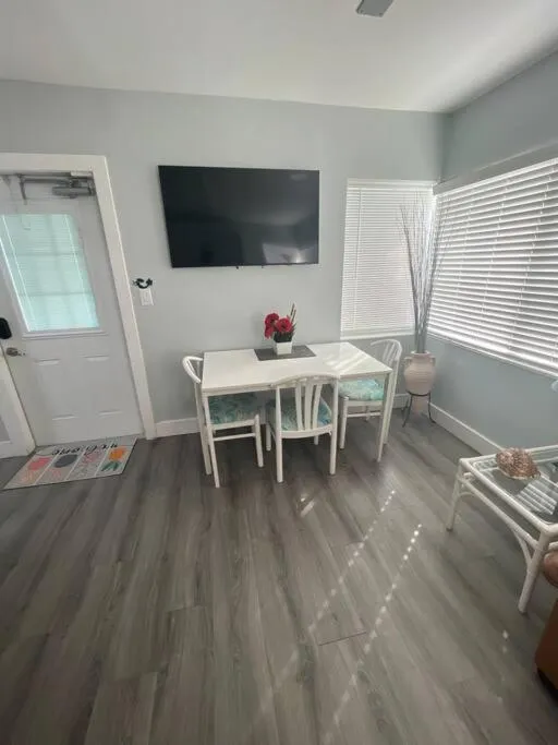 Aloha Apartments On the Intracoastal-Walk to the Beach