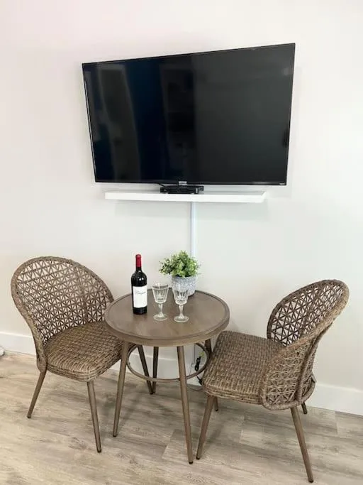 Aloha Apartments On the Intracoastal-Walk to the Beach