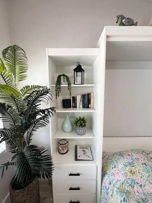Bed in Aloha Apartments On the Intracoastal-Walk to the Beach