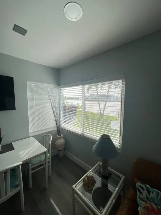 Aloha Apartments On the Intracoastal-Walk to the Beach