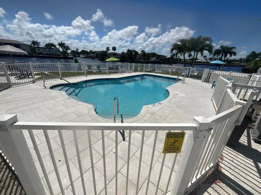 Aloha Apartments On the Intracoastal-Walk to the Beach