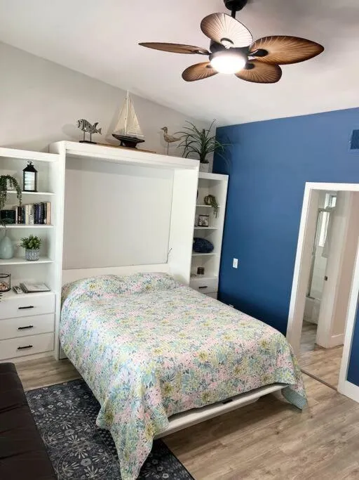 Bed in Aloha Apartments On the Intracoastal-Walk to the Beach