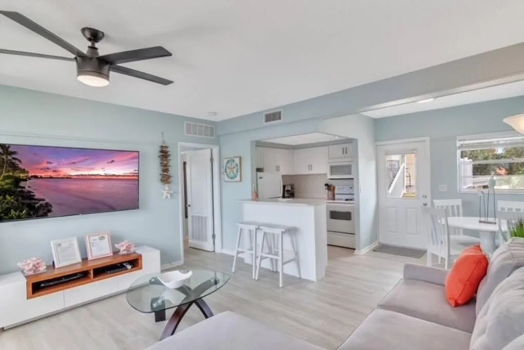 Bed in Aloha Apartments On the Intracoastal-Walk to the Beach