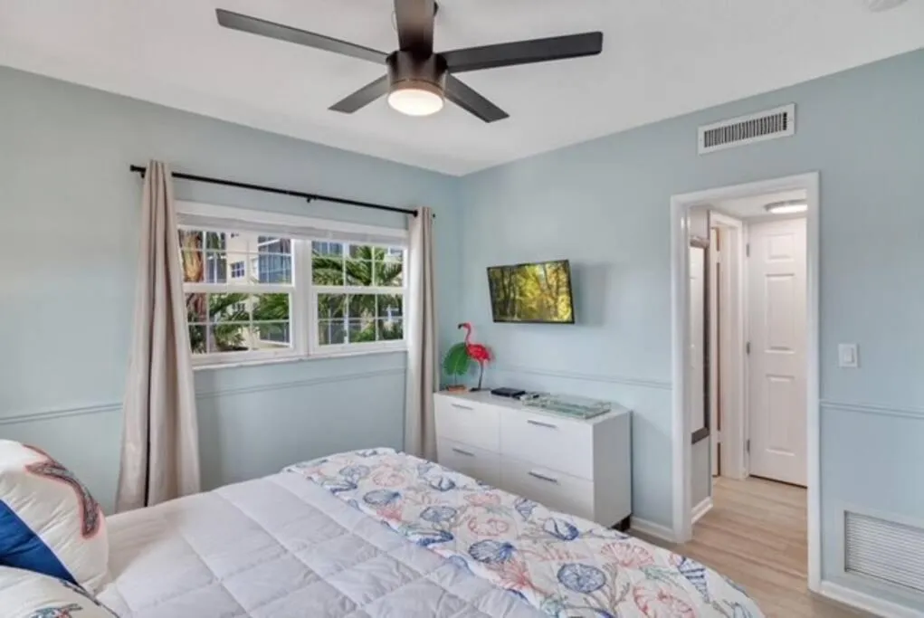 Bed in Aloha Apartments On the Intracoastal-Walk to the Beach