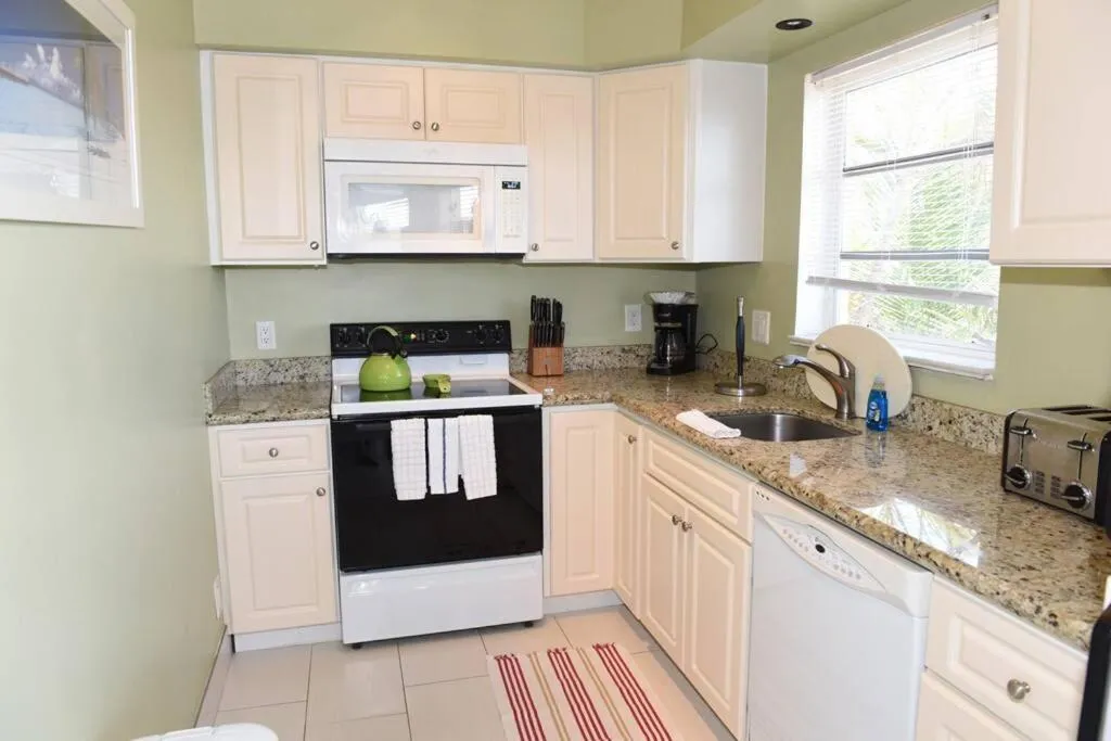 Aloha Apartments On the Intracoastal-Walk to the Beach