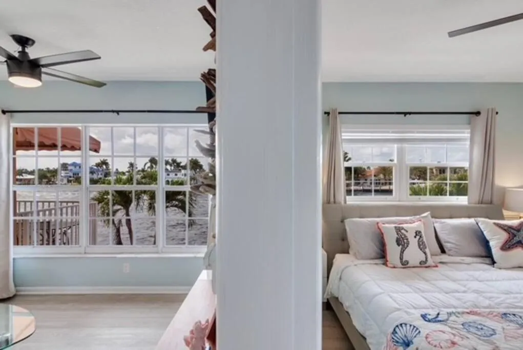 Bed in Aloha Apartments On the Intracoastal-Walk to the Beach