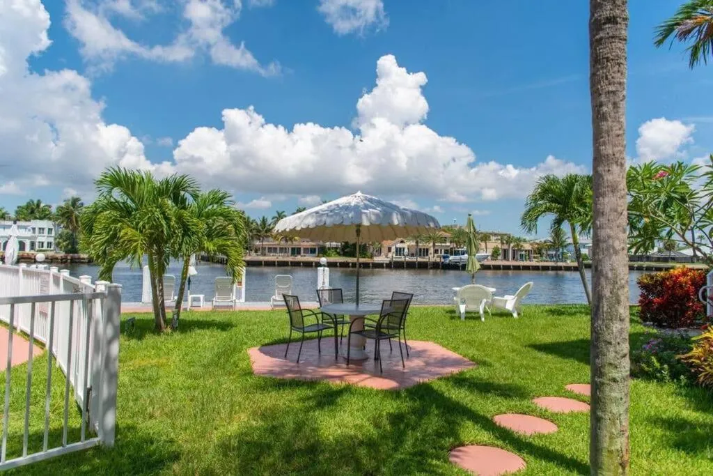 Aloha Apartments On the Intracoastal-Walk to the Beach