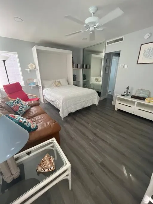 Bed in Aloha Apartments On the Intracoastal-Walk to the Beach