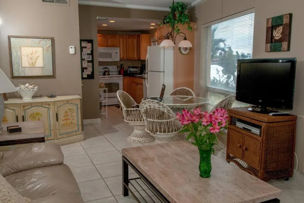 Aloha Apartments On the Intracoastal-Walk to the Beach