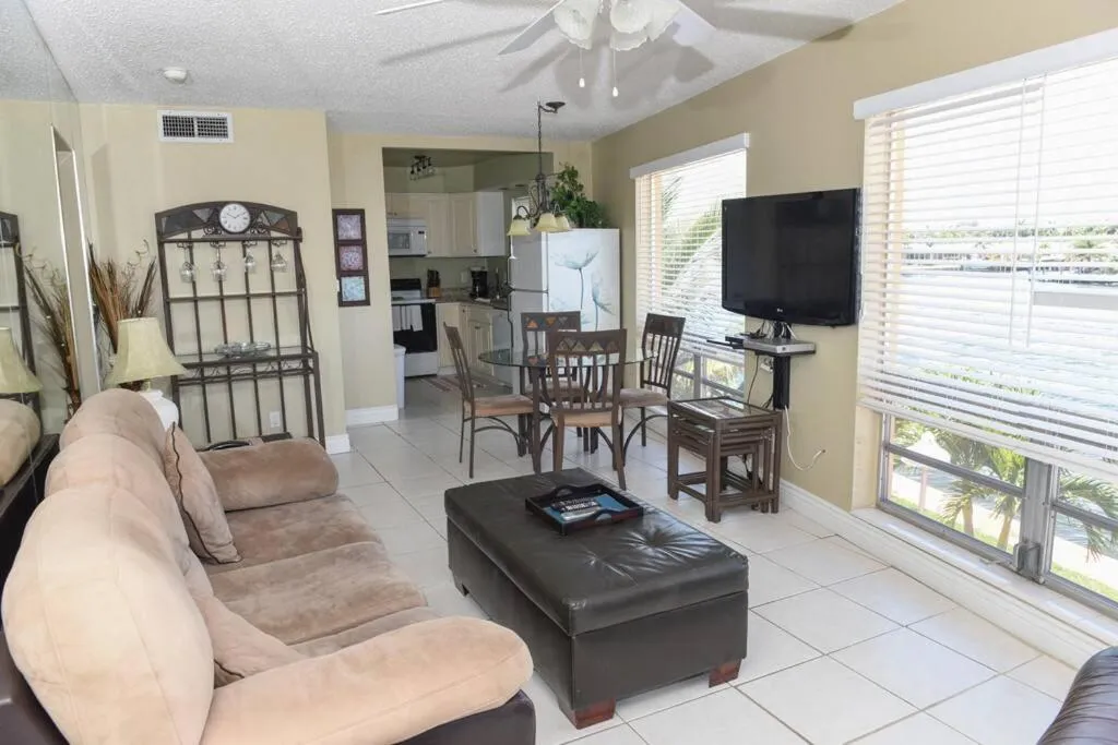 Aloha Apartments On the Intracoastal-Walk to the Beach